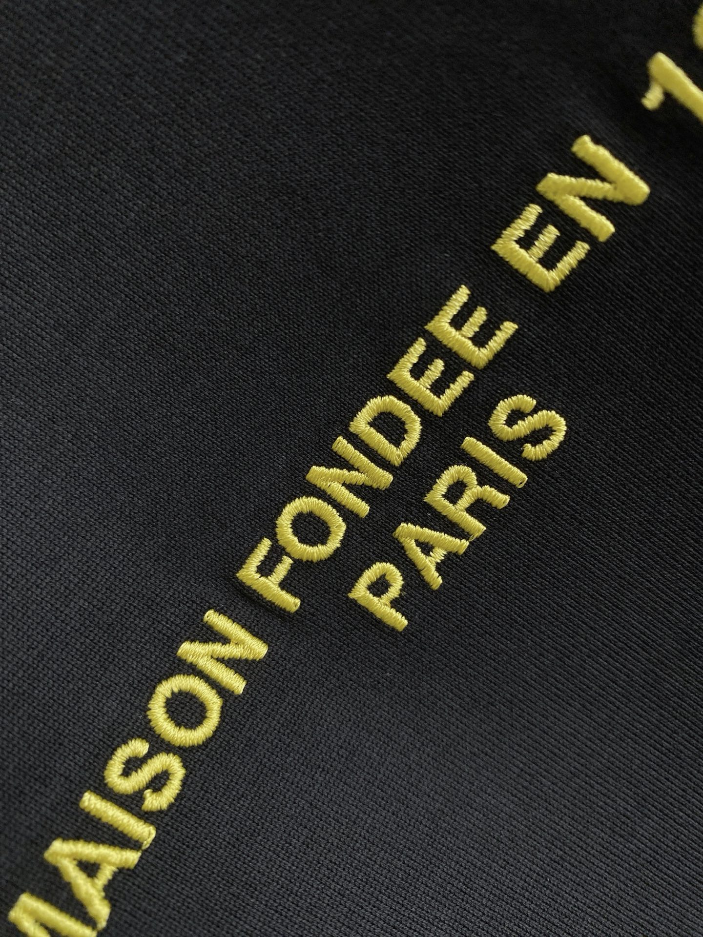 。lv🌟精品系列🌟2026春夏新款首发专柜最新款短袖圆领T恤 高端订制 设计前卫时尚！品牌logo重工艺