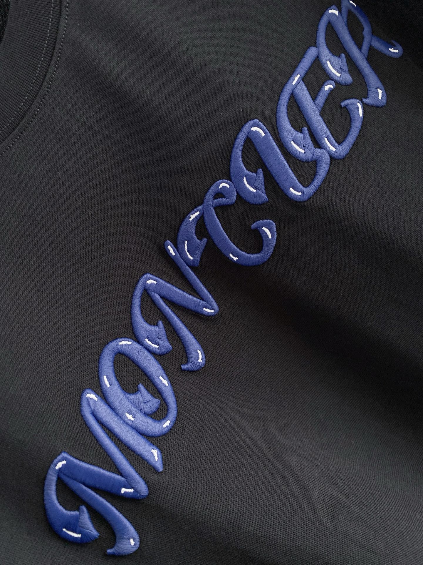 。蒙口🌟精品系列🌟2026春夏新款首发专柜最新款短袖圆领T恤 高端订制 设计前卫时尚！品牌logo重工艺