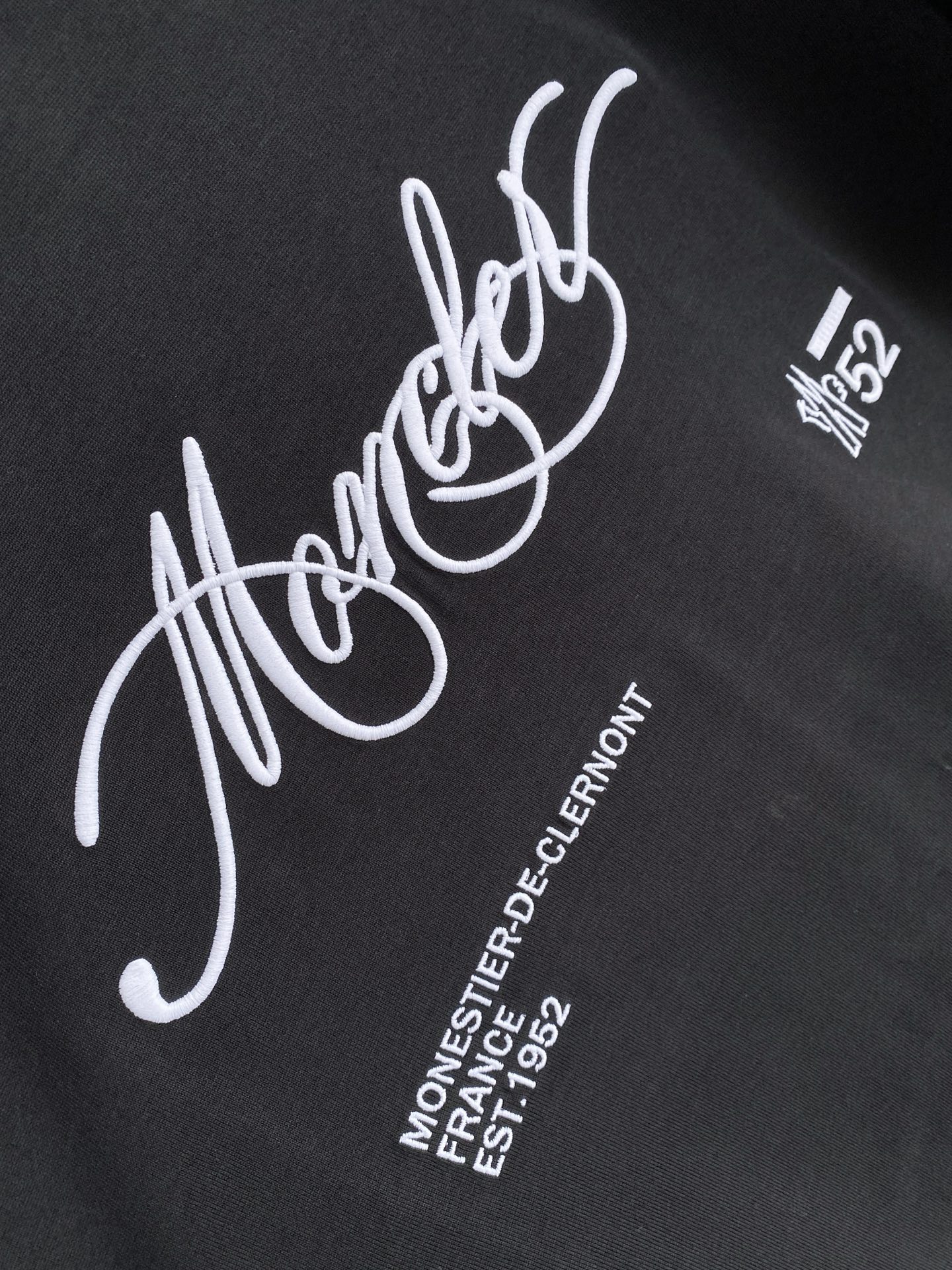 。蒙口🌟精品系列🌟2026春夏新款首发专柜最新款短袖圆领T恤 高端订制 设计前卫时尚！品牌logo重工艺