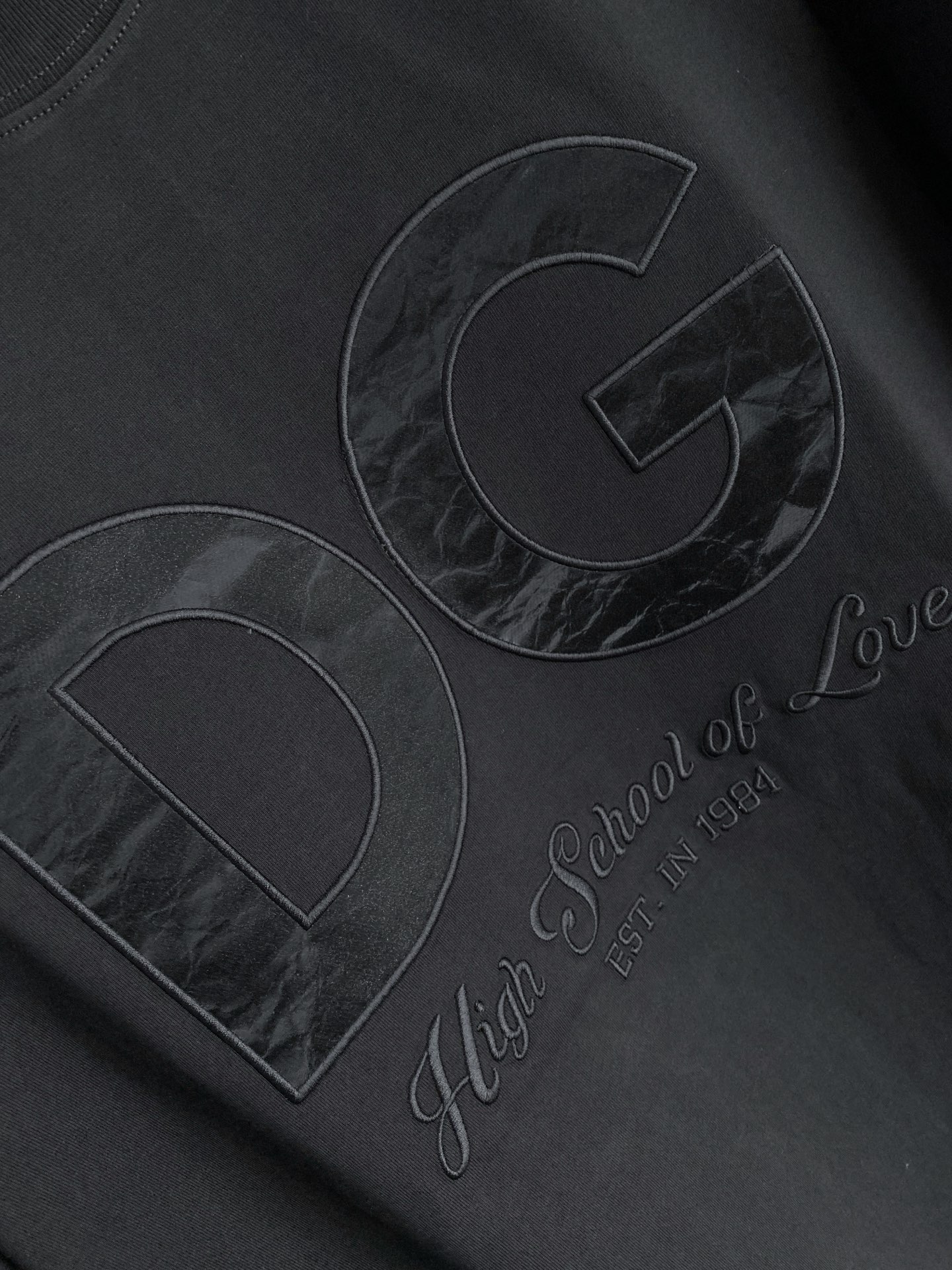 。DG🌟精品系列🌟2026春夏新款首发专柜最新款短袖圆领T恤 高端订制 设计前卫时尚！品牌logo重工艺