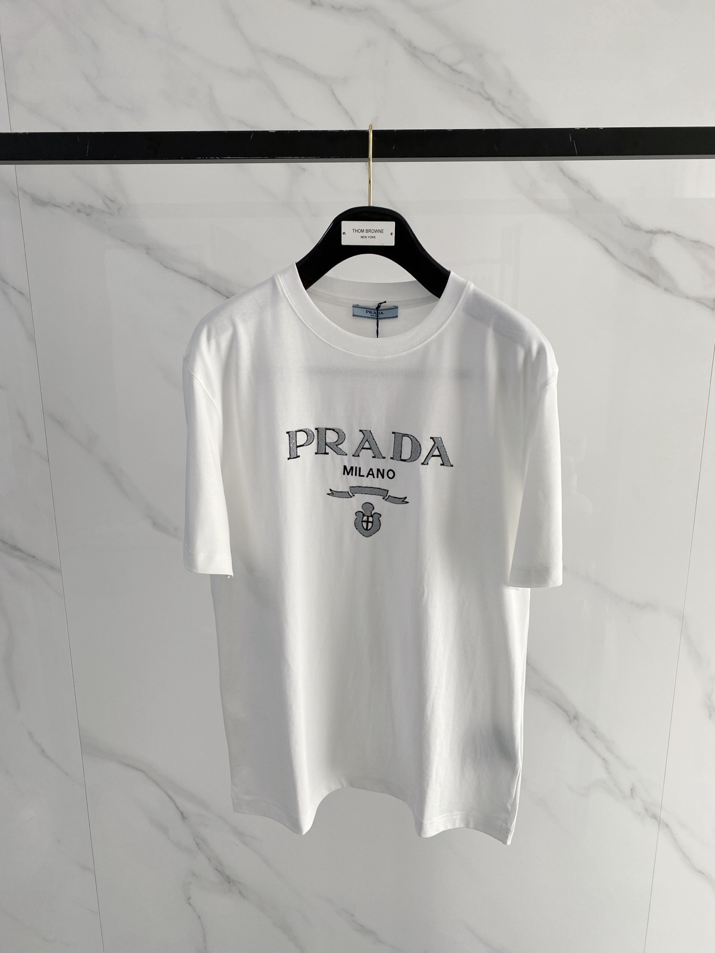NO:746735,Prada 2026 spring and summer new style debut counter latest short-sleeved round neck T-shirt, high-end customization, avant-garde and fashionable design!  The brand logo is designed with heavy craftsmanship. High-end customized mercerized long-staple cotton fabric. Soft to the touch. Comfortable to wear. Exquisite stitching at the counter level. Fine workmanship. The upper body effect is incomparably handsome!  A must-have item for a stylish man!  Color black white Size M-3XL, prada, T-shirt, tees, t-shirt,19860909普拉达 2026春夏新款首发专柜最新款短袖圆领T恤 高端订制 设计前卫时尚！品牌logo重工艺设计 高端定制丝光长绒棉面料.手感柔软.穿着舒适.专柜级别精致车线.做工精细.上身效果无敌帅气！型男必备单品！ 颜色黑色 白色 码数M-3XL,,prada,T-shirt,tees，t-shirt,,Men's clothing