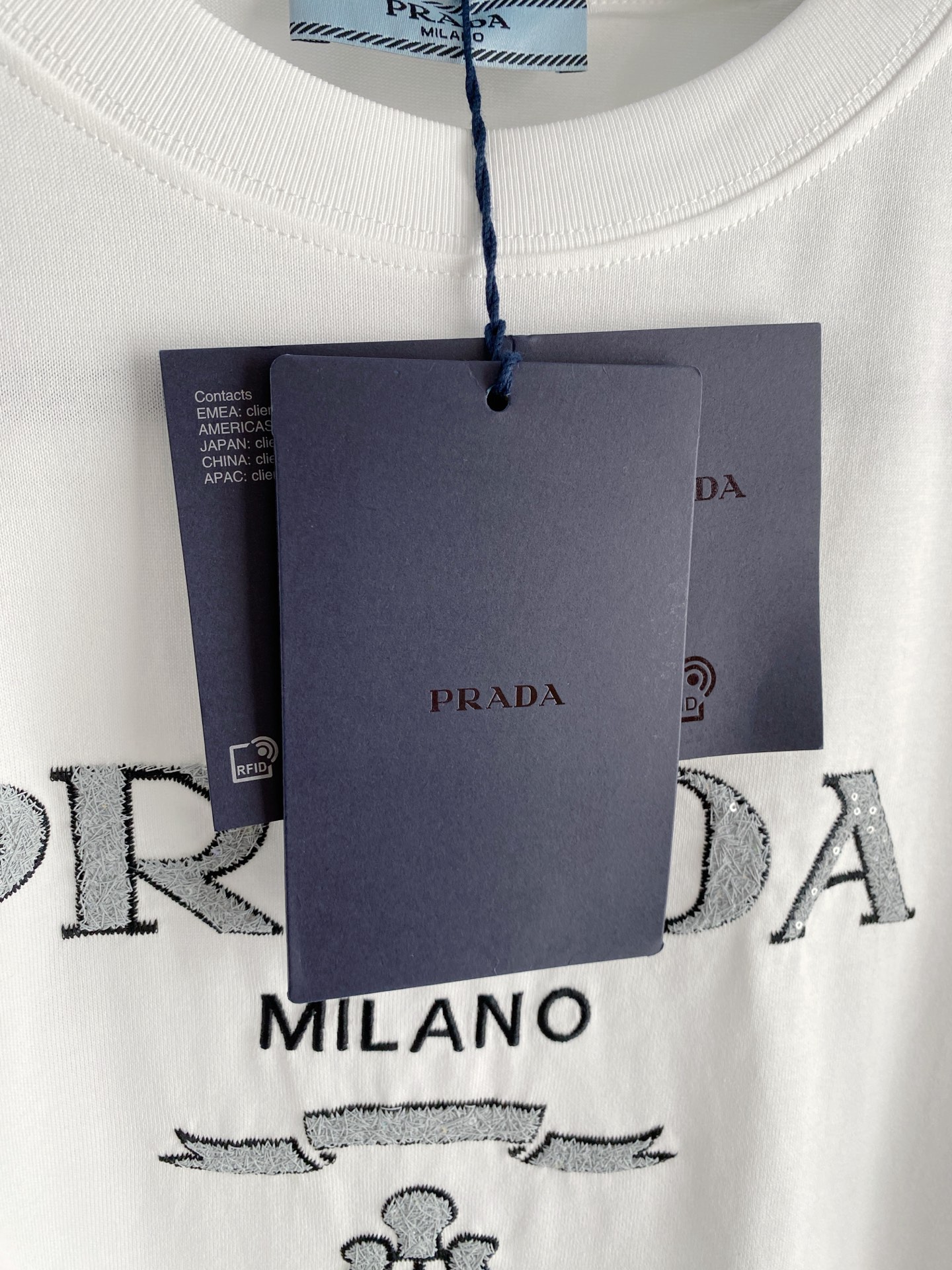 。普拉达🌟精品系列🌟2026春夏新款首发专柜最新款短袖圆领T恤 高端订制 设计前卫时尚！品牌logo重工