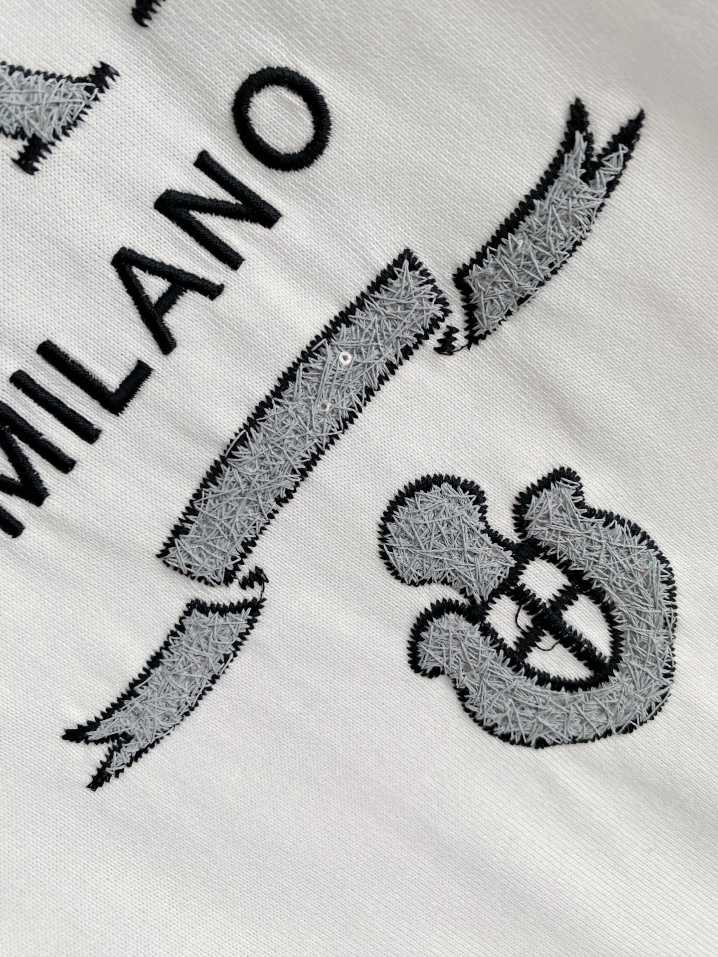 。普拉达🌟精品系列🌟2026春夏新款首发专柜最新款短袖圆领T恤 高端订制 设计前卫时尚！品牌logo重工