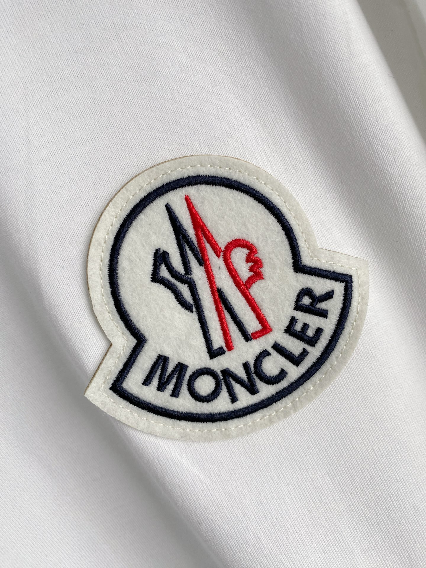 。蒙口🌟精品系列🌟2026春夏新款首发专柜最新款短袖圆领T恤 高端订制 设计前卫时尚！品牌logo重工艺