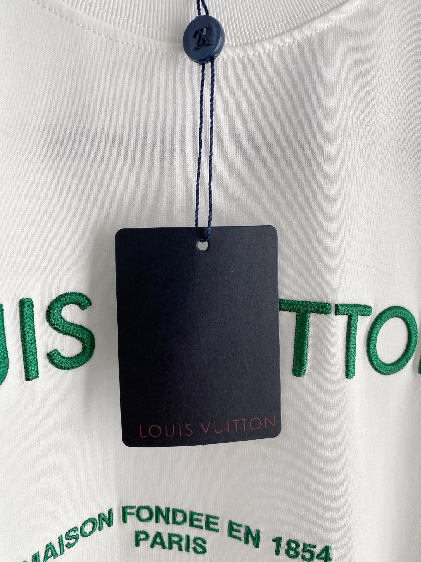 。lv🌟精品系列🌟2026春夏新款首发专柜最新款短袖圆领T恤 高端订制 设计前卫时尚！品牌logo重工艺