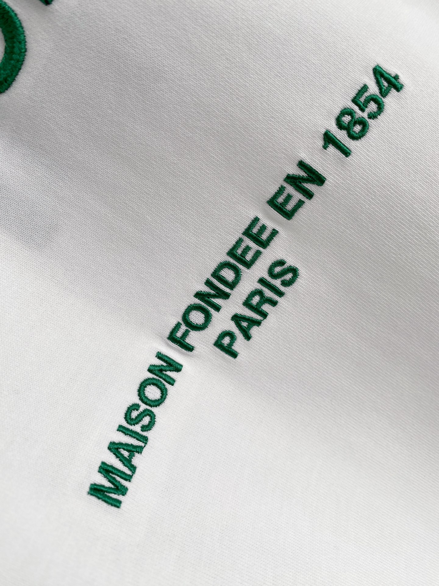 。lv🌟精品系列🌟2026春夏新款首发专柜最新款短袖圆领T恤 高端订制 设计前卫时尚！品牌logo重工艺