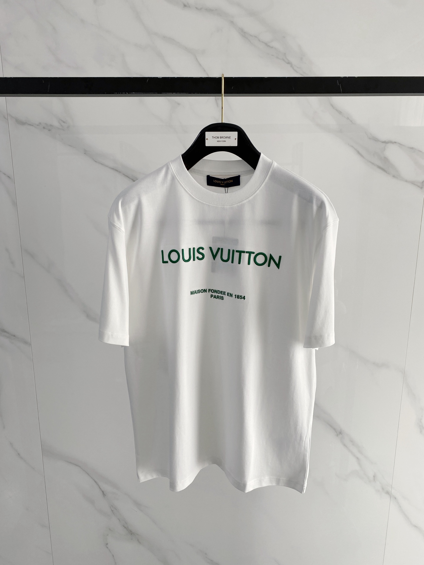 NO:746751,LV 2026 spring and summer new style debut counter, the latest short-sleeved round neck T-shirt, high-end customization, avant-garde and fashionable design!  The brand logo is designed with heavy craftsmanship. High-end customized mercerized long-staple cotton fabric. Soft to the touch. Comfortable to wear. Exquisite stitching at the counter level. Fine workmanship. The upper body effect is incomparably handsome!  A must-have item for a stylish man!  Color Black White Size M-3XL,,louis vuitton,T-shirt,tees,t-shirt,19860909LV 2026春夏新款首发专柜最新款短袖圆领T恤 高端订制 设计前卫时尚！品牌logo重工艺设计 高端定制丝光长绒棉面料.手感柔软.穿着舒适.专柜级别精致车线.做工精细.上身效果无敌帅气！型男必备单品！ 颜色黑色 白色 码数M-3XL,,louis vuitton,T-shirt,tees，t-shirt,,Men's clothing