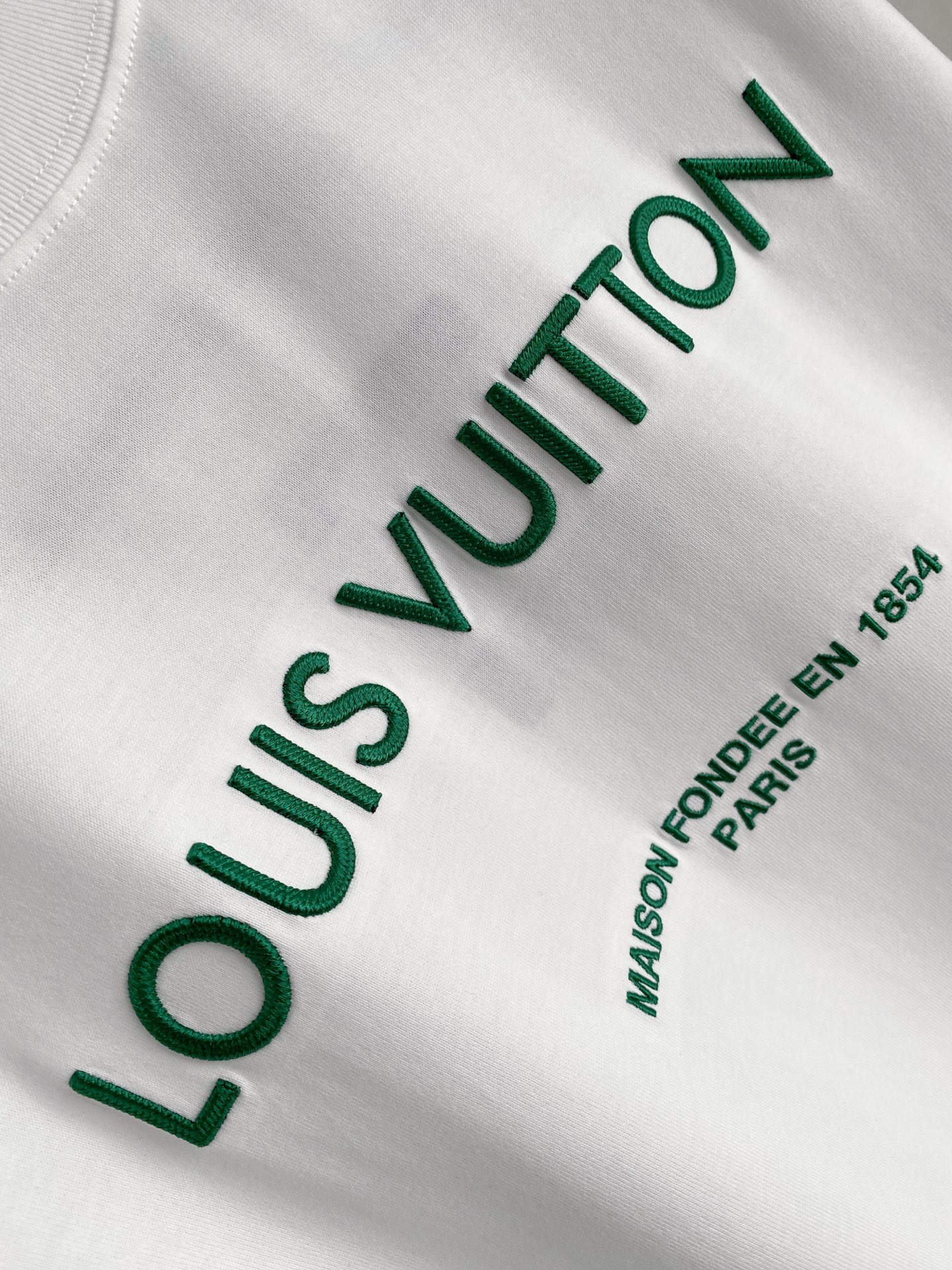 。lv🌟精品系列🌟2026春夏新款首发专柜最新款短袖圆领T恤 高端订制 设计前卫时尚！品牌logo重工艺