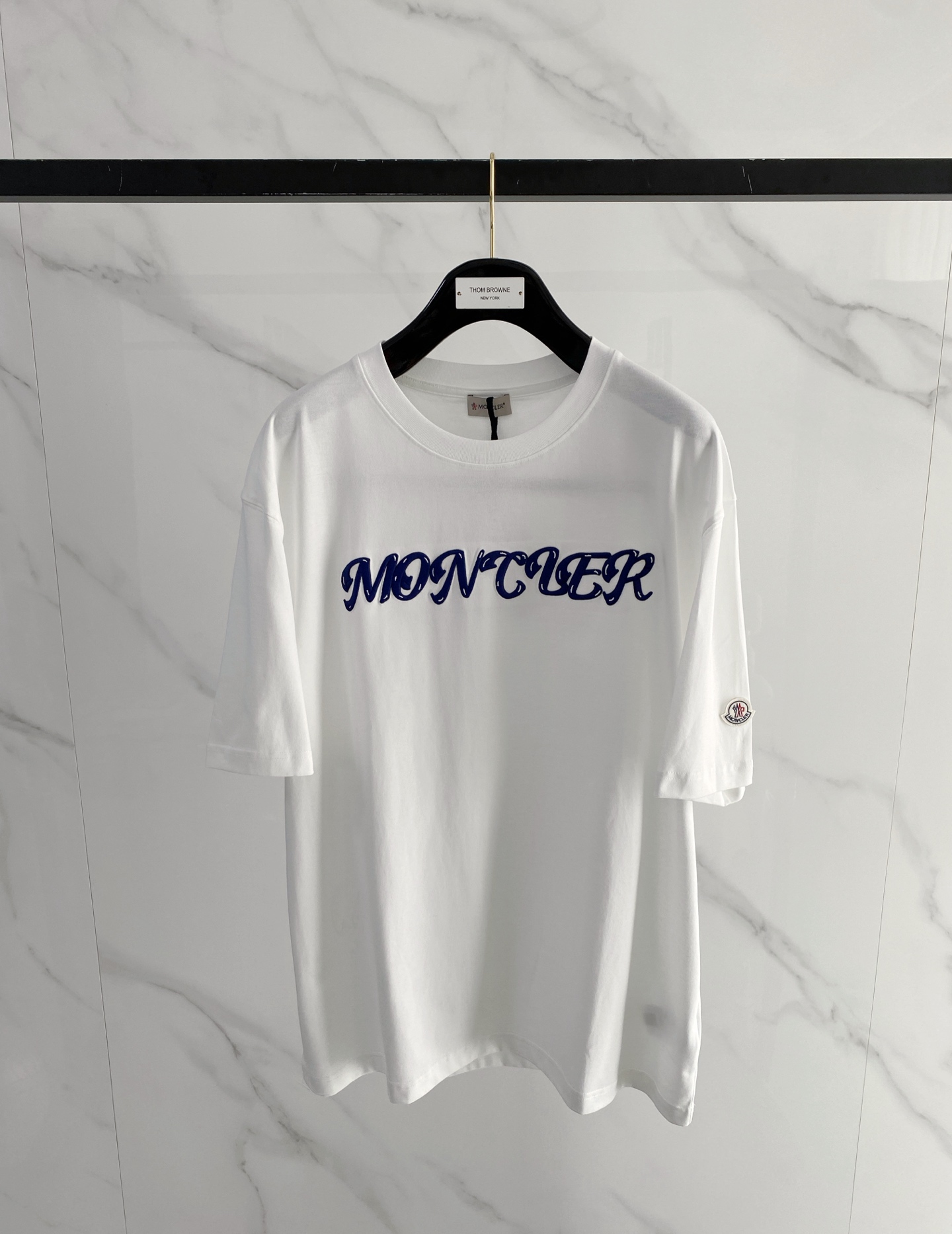 NO:746737,Meng Mouth 2026 spring and summer new style debut counter latest short-sleeved round neck T-shirt, high-end customization, avant-garde and fashionable design!  The brand logo is designed with heavy craftsmanship. High-end customized mercerized long-staple cotton fabric. Soft to the touch. Comfortable to wear. Exquisite stitching at the counter level. Fine workmanship. The upper body effect is incomparably handsome!  A must-have item for a stylish man!  Color Black White Size M-3XL,,Moncler,T-shirt,tees,t-shirt,19860909蒙口 2026春夏新款首发专柜最新款短袖圆领T恤 高端订制 设计前卫时尚！品牌logo重工艺设计 高端定制丝光长绒棉面料.手感柔软.穿着舒适.专柜级别精致车线.做工精细.上身效果无敌帅气！型男必备单品！ 颜色黑色 白色 码数M-3XL,,Moncler,T-shirt,tees，t-shirt,,Men's clothing