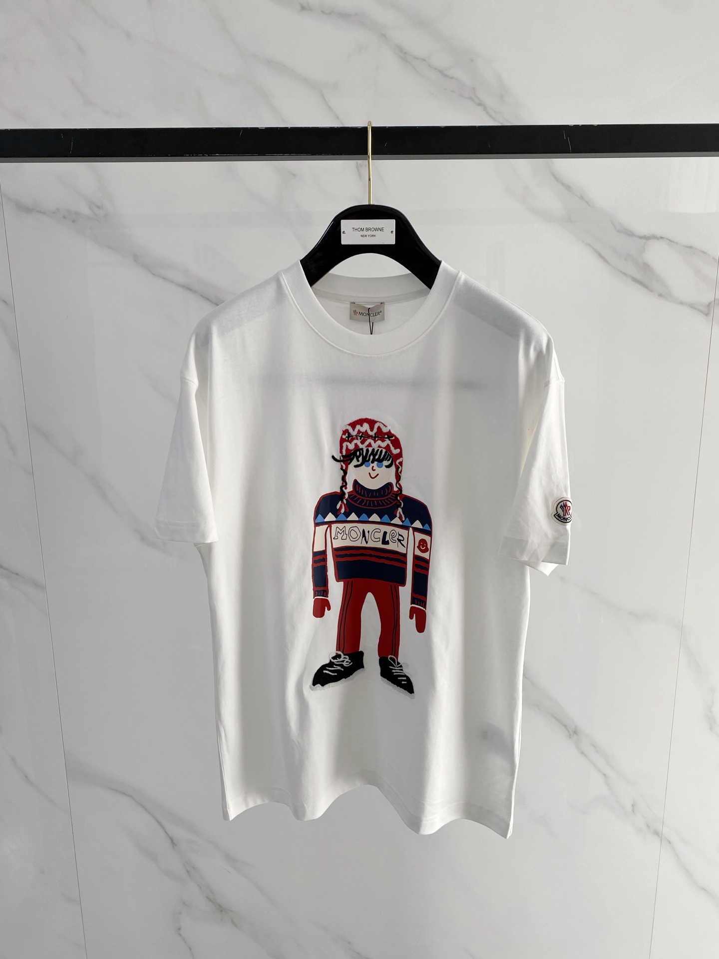 NO:746733,Meng Mouth 2026 spring and summer new style debut counter latest short-sleeved round neck T-shirt, high-end customization, avant-garde and fashionable design!  The brand logo is designed with heavy craftsmanship. High-end customized mercerized long-staple cotton fabric. Soft to the touch. Comfortable to wear. Exquisite stitching at the counter level. Fine workmanship. The upper body effect is incomparably handsome!  A must-have item for a stylish man!  Color Black White Size S-2XL,,Moncler,T-shirt,tees,t-shirt,19860909蒙口 2026春夏新款首发专柜最新款短袖圆领T恤 高端订制 设计前卫时尚！品牌logo重工艺设计 高端定制丝光长绒棉面料.手感柔软.穿着舒适.专柜级别精致车线.做工精细.上身效果无敌帅气！型男必备单品！ 颜色黑色 白色 码数S-2XL,,Moncler,T-shirt,tees，t-shirt,,Men's clothing