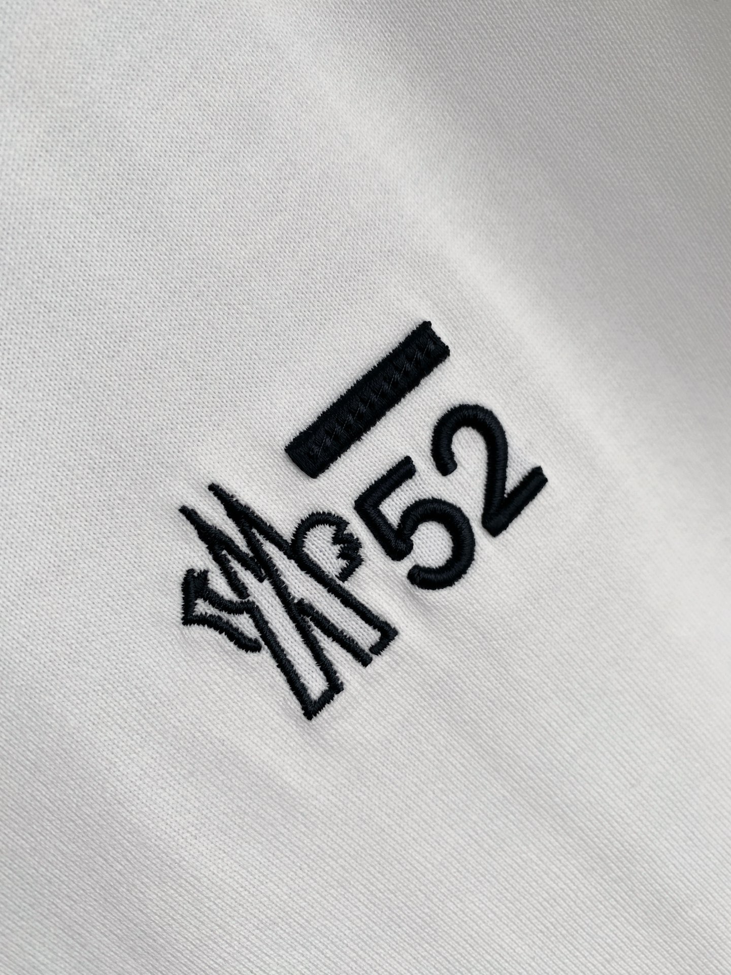 。蒙口🌟精品系列🌟2026春夏新款首发专柜最新款短袖圆领T恤 高端订制 设计前卫时尚！品牌logo重工艺