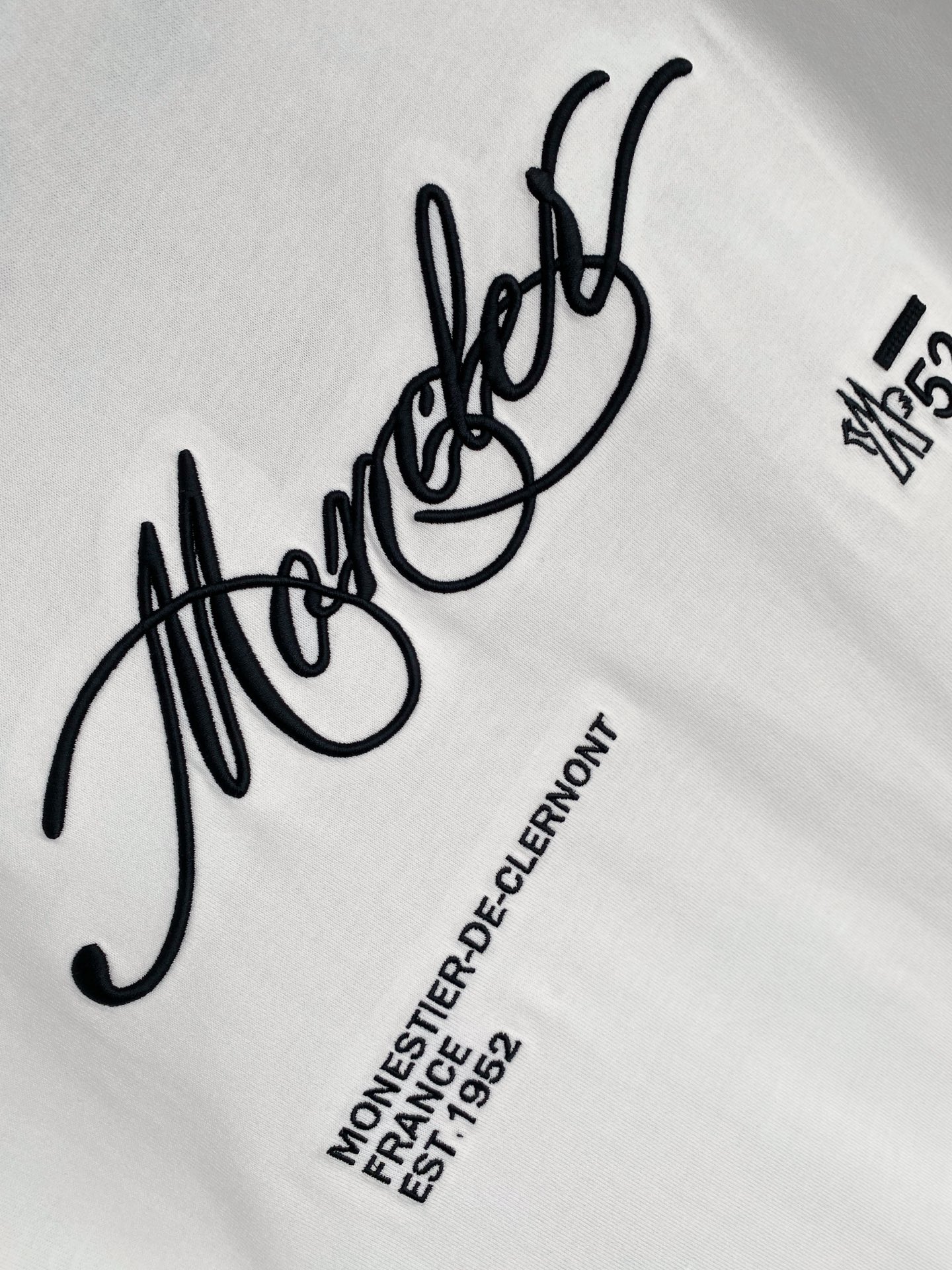 。蒙口🌟精品系列🌟2026春夏新款首发专柜最新款短袖圆领T恤 高端订制 设计前卫时尚！品牌logo重工艺