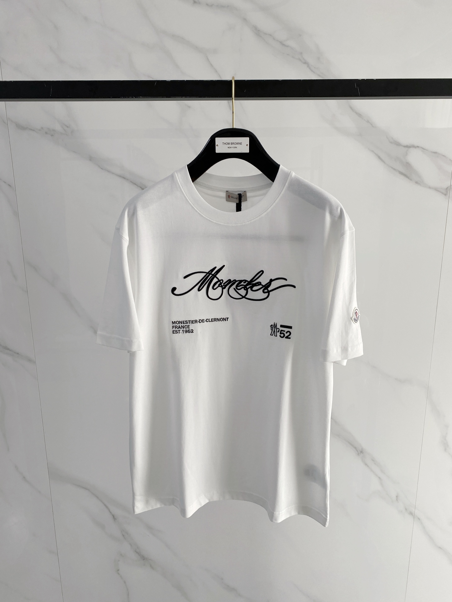 NO:746754,Meng Mouth 2026 spring and summer new style debut counter latest short-sleeved round neck T-shirt, high-end customization, avant-garde and fashionable design!  The brand logo is designed with heavy craftsmanship. High-end customized mercerized long-staple cotton fabric. Soft to the touch. Comfortable to wear. Exquisite stitching at the counter level. Fine workmanship. The upper body effect is incomparably handsome!  A must-have item for a stylish man!  Color Black White Size M-3Xl,,Moncler,T-shirt,tees,t-shirt,19860909蒙口 2026春夏新款首发专柜最新款短袖圆领T恤 高端订制 设计前卫时尚！品牌logo重工艺设计 高端定制丝光长绒棉面料.手感柔软.穿着舒适.专柜级别精致车线.做工精细.上身效果无敌帅气！型男必备单品！ 颜色黑色 白色 码数M-3Xl,,Moncler,T-shirt,tees，t-shirt,,Men's clothing