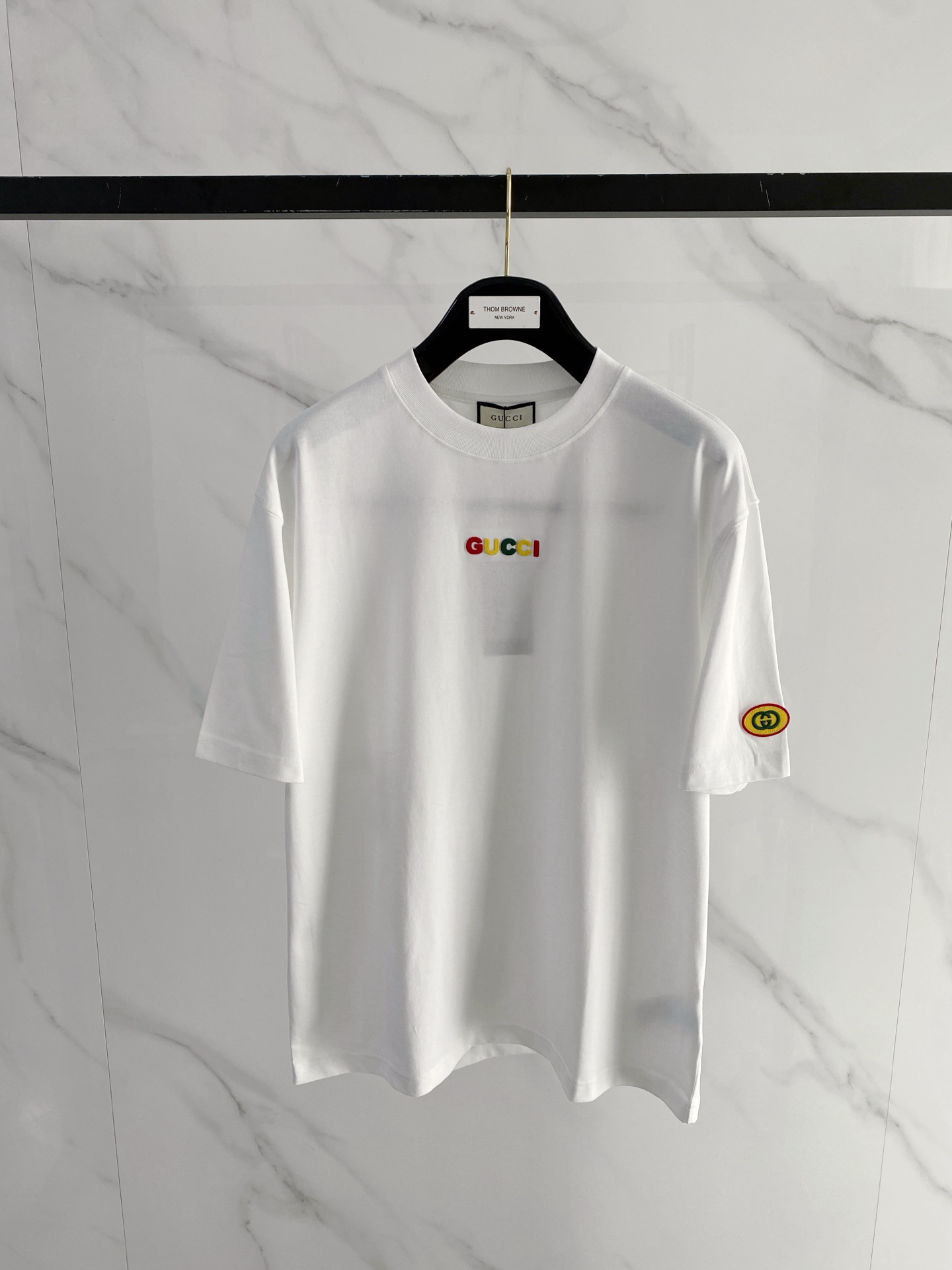 NO:746731,Gucci 2026 spring and summer new style debut counter, the latest short-sleeved round neck T-shirt, high-end customization, avant-garde and fashionable design!  The brand logo is designed with heavy craftsmanship. High-end customized mercerized long-staple cotton fabric. Soft to the touch. Comfortable to wear. Exquisite stitching at the counter level. Fine workmanship. The upper body effect is incomparably handsome!  A must-have item for a stylish man!  Color Black White Size M-3XL,,gucci,T-shirt,tees,t-shirt,19860909古驰 2026春夏新款首发专柜最新款短袖圆领T恤 高端订制 设计前卫时尚！品牌logo重工艺设计 高端定制丝光长绒棉面料.手感柔软.穿着舒适.专柜级别精致车线.做工精细.上身效果无敌帅气！型男必备单品！ 颜色黑色 白色 码数M-3XL,,gucci,T-shirt,tees，t-shirt,,Men's clothing