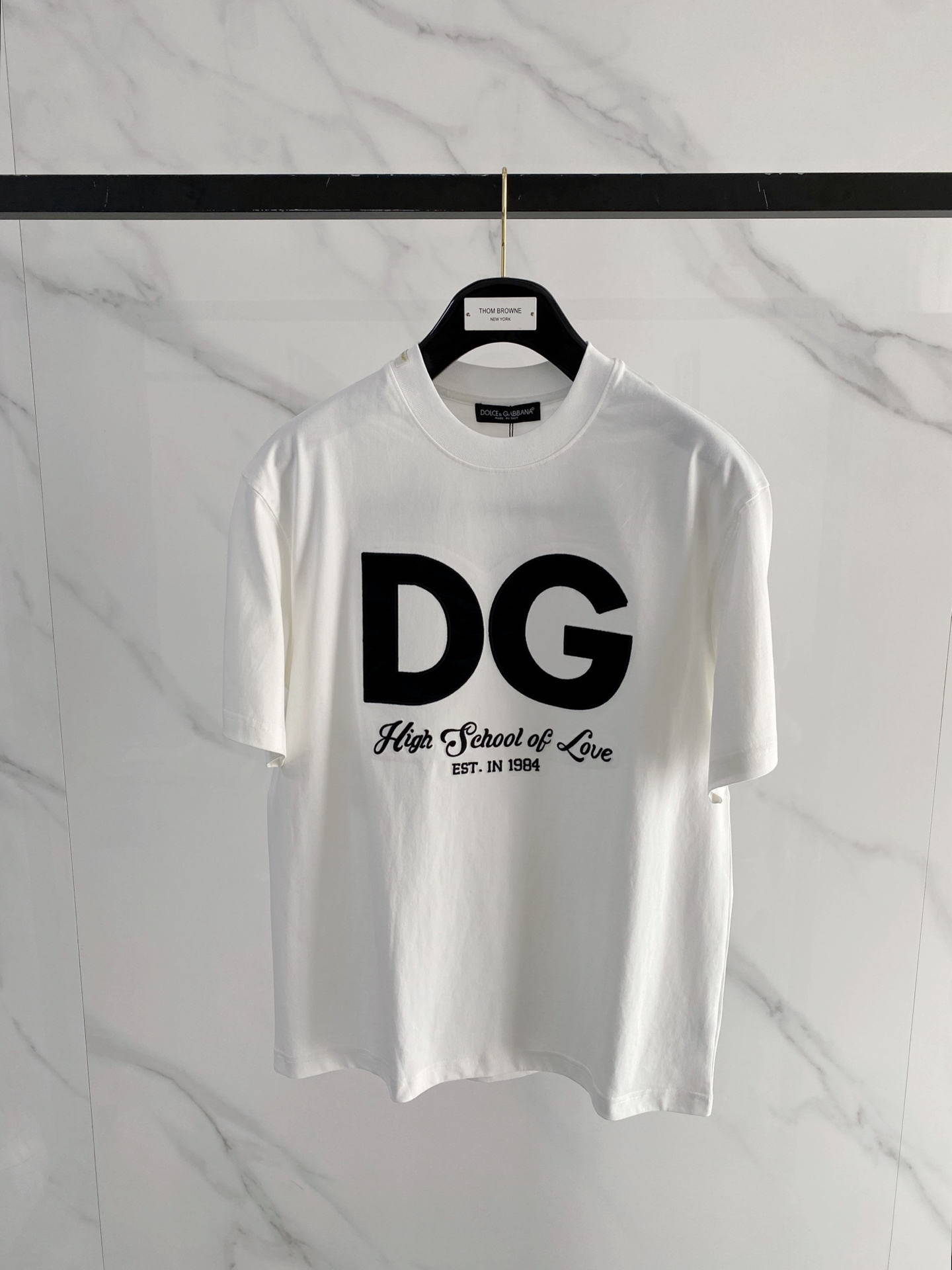 NO:746739,DG 2026 spring and summer new style debut counter, the latest short-sleeved round neck T-shirt, high-end customization, avant-garde and fashionable design!  The brand logo is designed with heavy craftsmanship. High-end customized mercerized long-staple cotton fabric. Soft to the touch. Comfortable to wear. Exquisite stitching at the counter level. Fine workmanship. The upper body effect is incomparably handsome!  A must-have item for a stylish man!  Color Black White Size M-3XL, T-shirt, tees, t-shirt,19860909DG 2026春夏新款首发专柜最新款短袖圆领T恤 高端订制 设计前卫时尚！品牌logo重工艺设计 高端定制丝光长绒棉面料.手感柔软.穿着舒适.专柜级别精致车线.做工精细.上身效果无敌帅气！型男必备单品！ 颜色黑色 白色 码数M-3XL,,T-shirt,tees，t-shirt,,Men's clothing