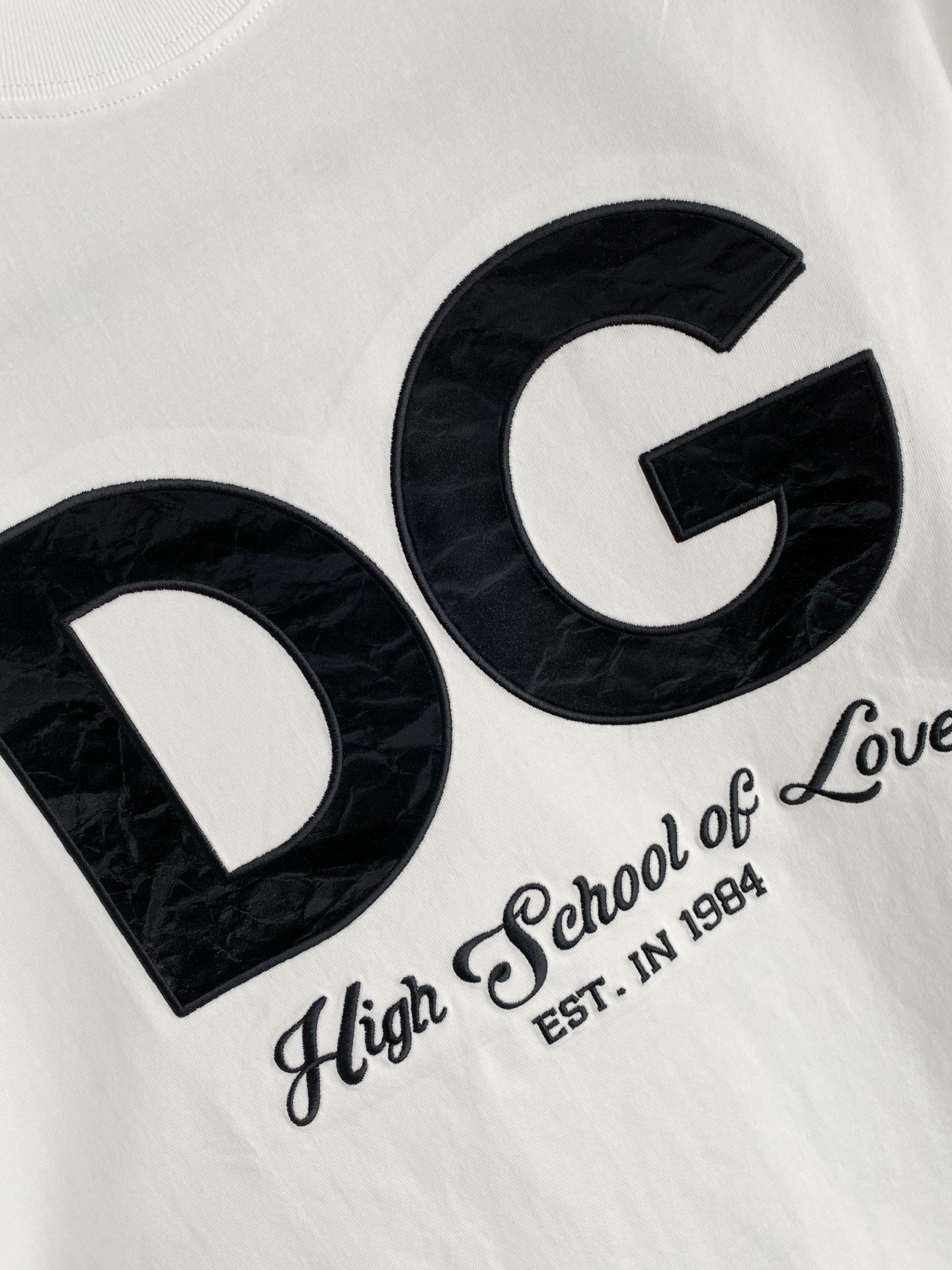 。DG🌟精品系列🌟2026春夏新款首发专柜最新款短袖圆领T恤 高端订制 设计前卫时尚！品牌logo重工艺