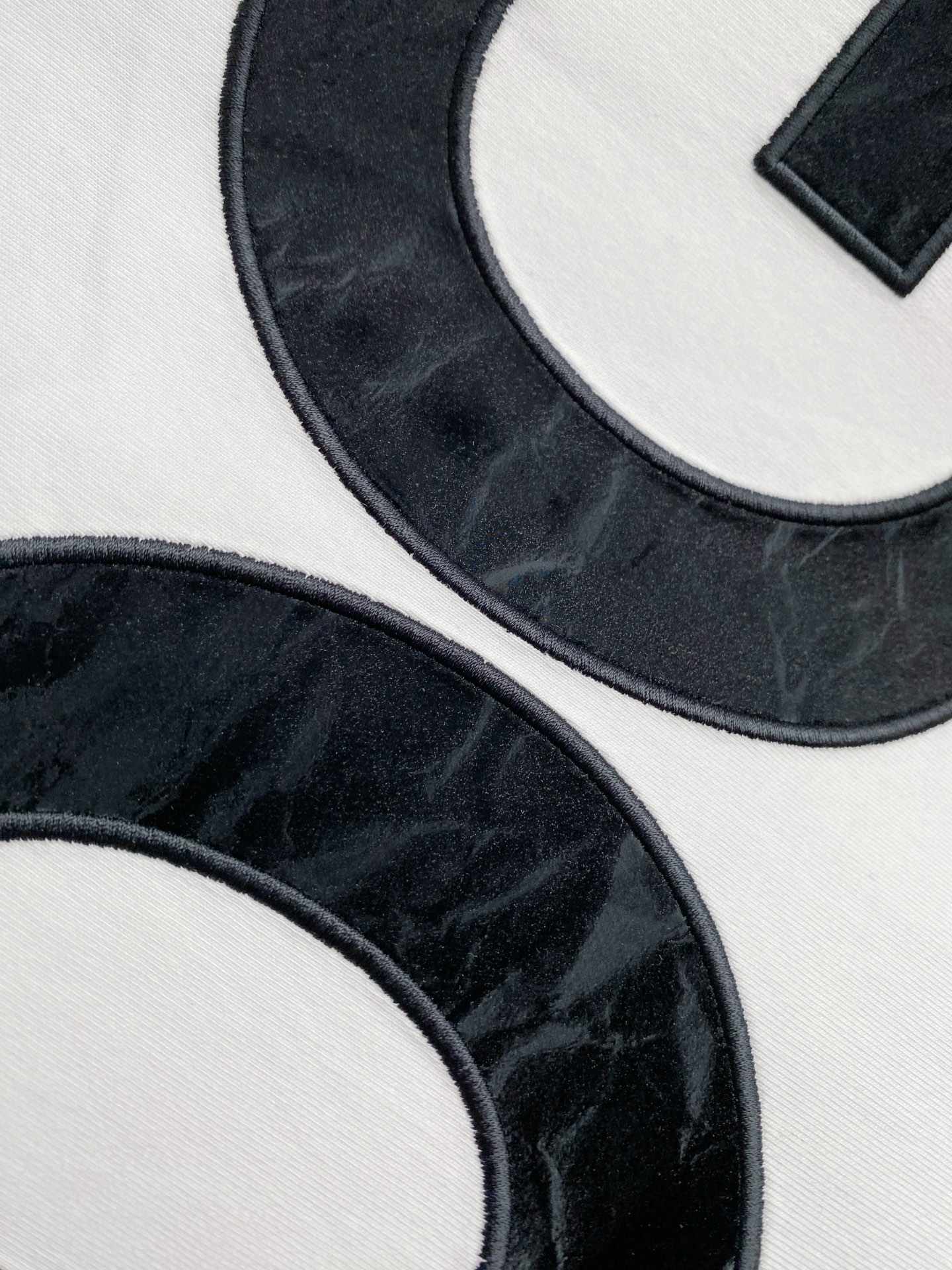 。DG🌟精品系列🌟2026春夏新款首发专柜最新款短袖圆领T恤 高端订制 设计前卫时尚！品牌logo重工艺