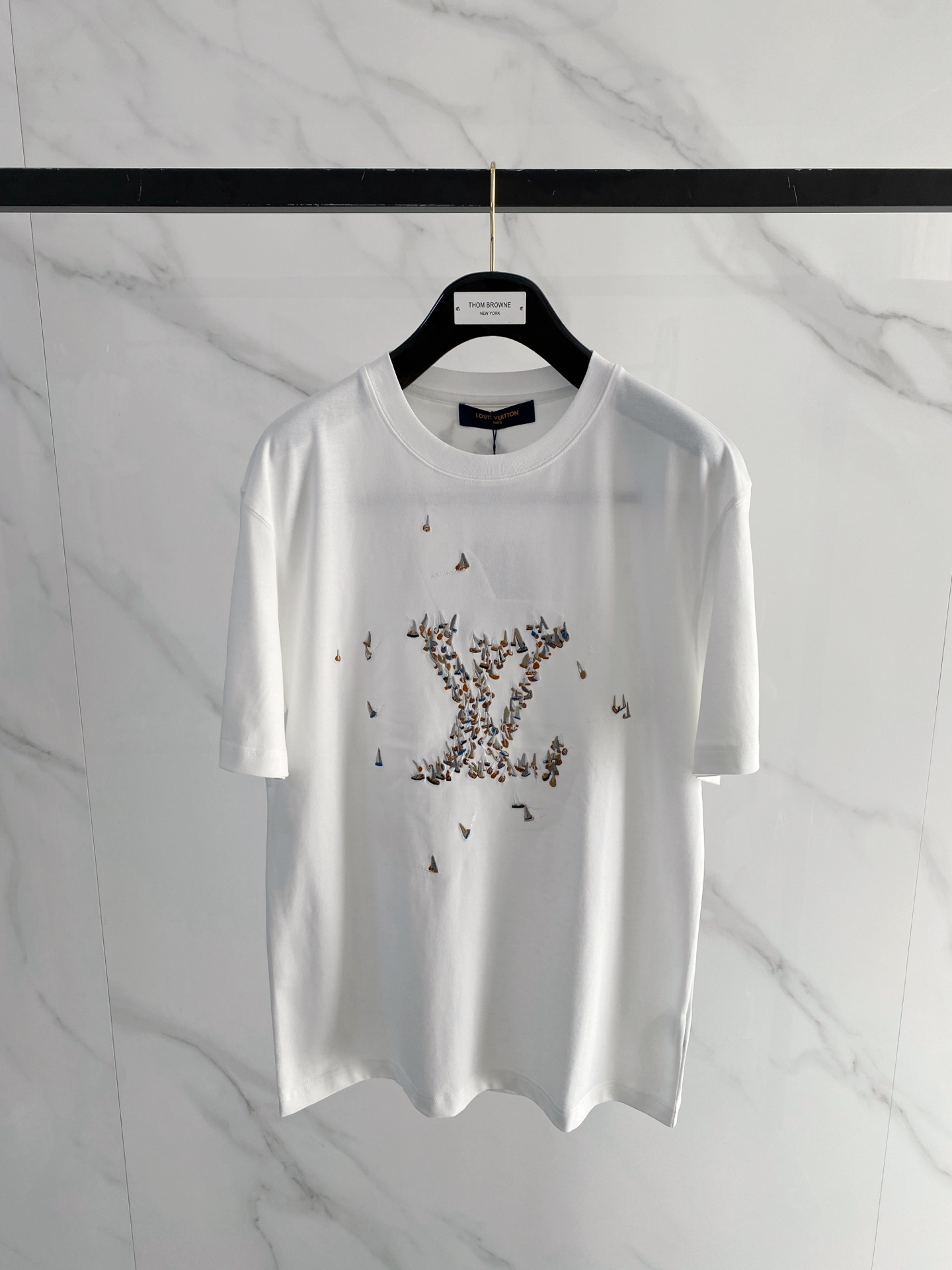 NO:746741,LV 2026 spring and summer new style debut counter, the latest short-sleeved round neck T-shirt, high-end customization, avant-garde and fashionable design!  The brand logo is designed with heavy craftsmanship. High-end customized mercerized long-staple cotton fabric. Soft to the touch. Comfortable to wear. Exquisite stitching at the counter level. Fine workmanship. The upper body effect is incomparably handsome!  A must-have item for a stylish man!  Color Black White Size M-3XL,,louis vuitton,T-shirt,tees,t-shirt,19860909LV 2026春夏新款首发专柜最新款短袖圆领T恤 高端订制 设计前卫时尚！品牌logo重工艺设计 高端定制丝光长绒棉面料.手感柔软.穿着舒适.专柜级别精致车线.做工精细.上身效果无敌帅气！型男必备单品！ 颜色黑色 白色 码数M-3XL,,louis vuitton,T-shirt,tees，t-shirt,,Men's clothing