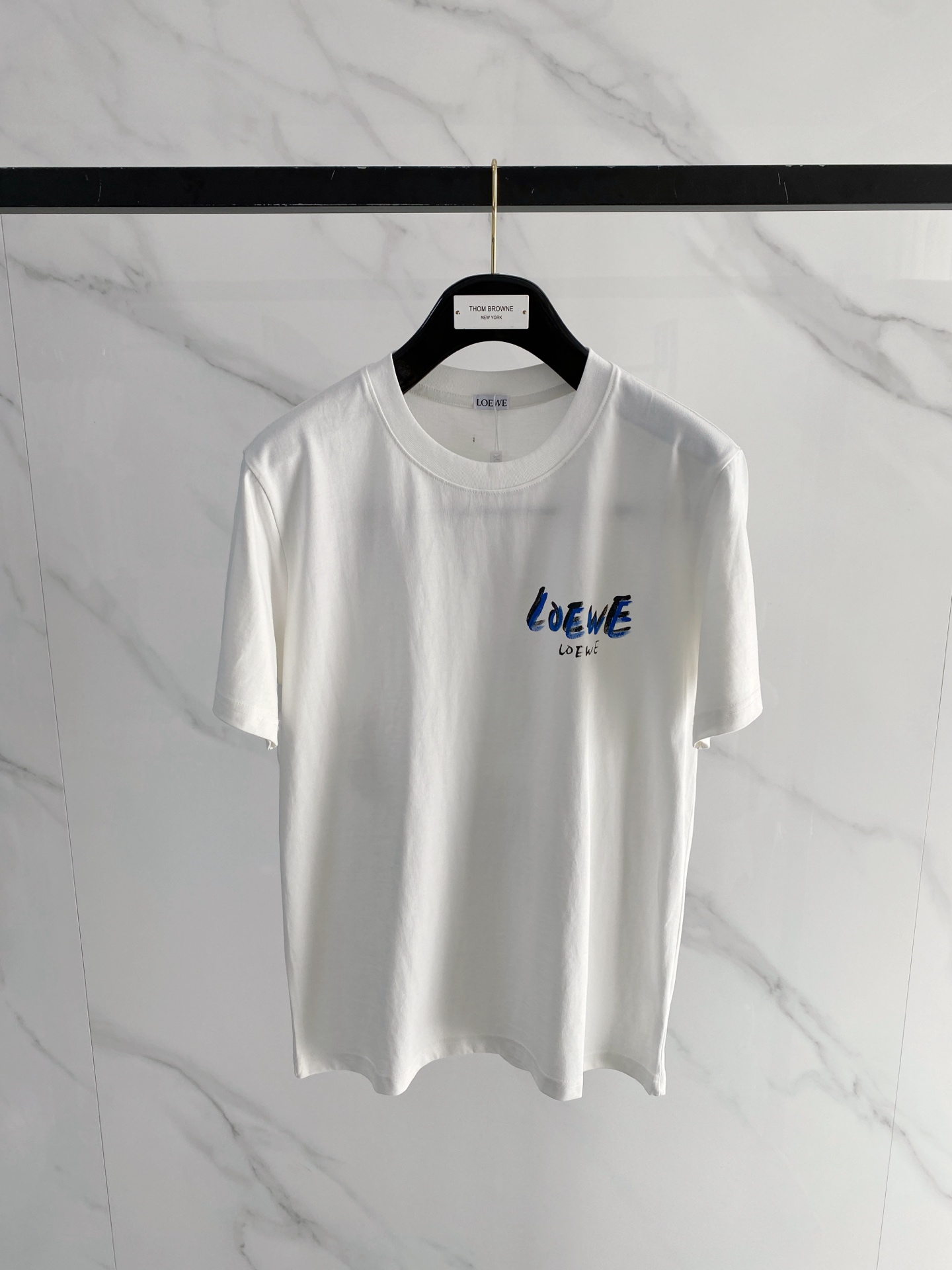 NO:746742,Luo Yiwei's 2026 spring and summer new style debut counter, the latest short-sleeved round neck T-shirt, high-end customization, avant-garde and fashionable design!  The brand logo is designed with heavy craftsmanship. High-end customized mercerized long-staple cotton fabric. Soft to the touch. Comfortable to wear. Exquisite stitching at the counter level. Fine workmanship. The upper body effect is incomparably handsome!  A must-have item for a stylish man!  Color Black White Size S-2XL,,loewe,T-shirt,tees,t-shirt,19860909罗意威2026春夏新款首发专柜最新款短袖圆领T恤 高端订制 设计前卫时尚！品牌logo重工艺设计 高端定制丝光长绒棉面料.手感柔软.穿着舒适.专柜级别精致车线.做工精细.上身效果无敌帅气！型男必备单品！ 颜色黑色 白色 码数S-2XL,,loewe,T-shirt,tees，t-shirt,,Men's clothing