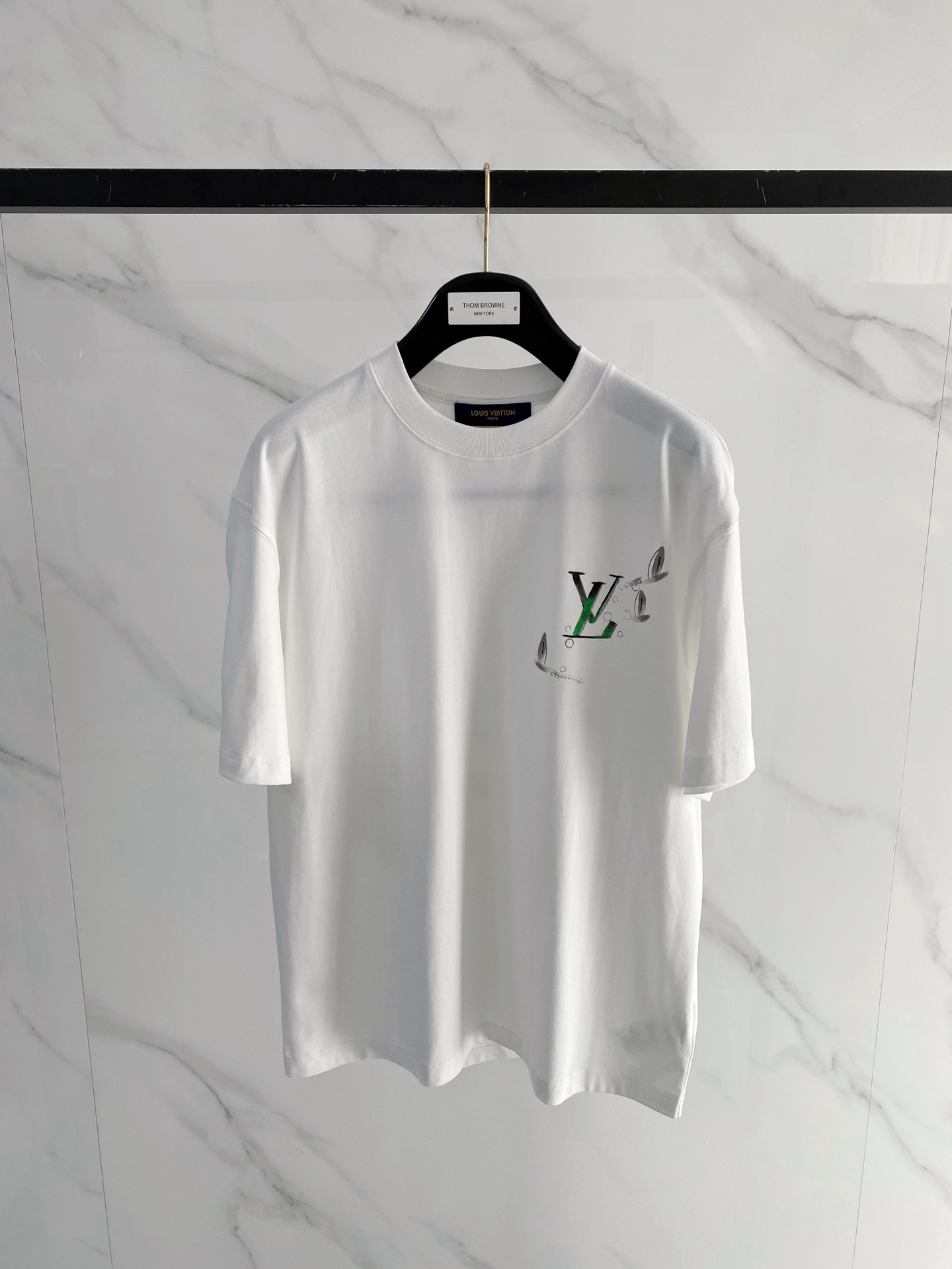 NO:746745,lv 2026 spring and summer new style debut counter, the latest short-sleeved round neck T-shirt, high-end customization, avant-garde and fashionable design!  The brand logo is designed with heavy craftsmanship. High-end customized mercerized long-staple cotton fabric. Soft to the touch. Comfortable to wear. Exquisite stitching at the counter level. Fine workmanship. The upper body effect is incomparably handsome!  A must-have item for a stylish man!  Color Black White Size M-3Xl,,louis vuitton,T-shirt,tees,t-shirt,19860909lv 2026春夏新款首发专柜最新款短袖圆领T恤 高端订制 设计前卫时尚！品牌logo重工艺设计 高端定制丝光长绒棉面料.手感柔软.穿着舒适.专柜级别精致车线.做工精细.上身效果无敌帅气！型男必备单品！ 颜色黑色 白色 码数M-3Xl,,louis vuitton,T-shirt,tees，t-shirt,,Men's clothing