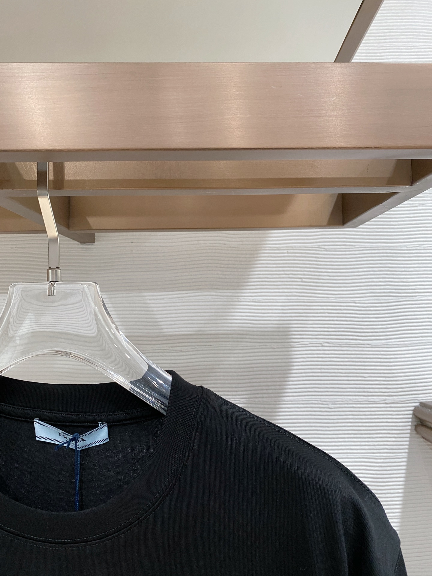 。普拉达🌟精品系列🌟2026春夏新款首发专柜最新款短袖圆领T恤 高端订制 设计前卫时尚！品牌logo重工