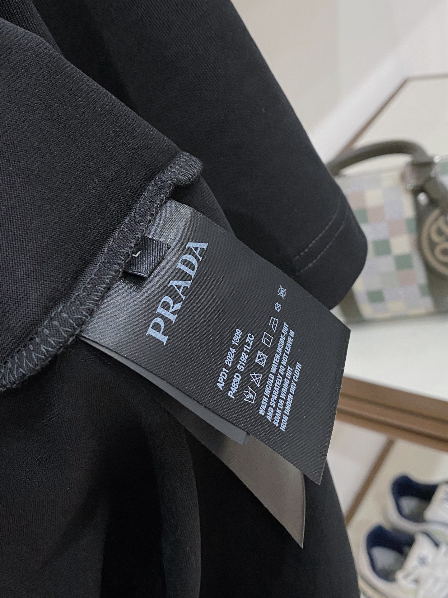 。普拉达🌟精品系列🌟2026春夏新款首发专柜最新款短袖圆领T恤 高端订制 设计前卫时尚！品牌logo重工