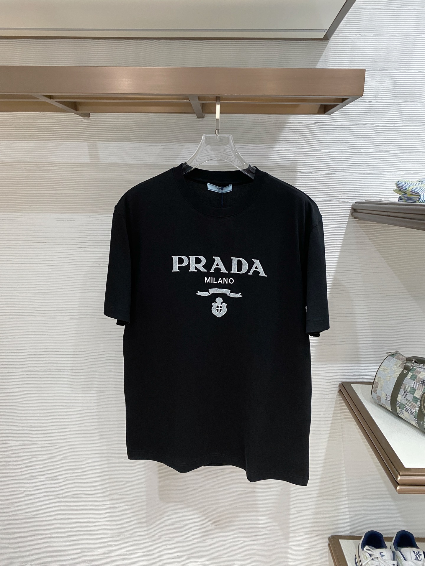 。普拉达🌟精品系列🌟2026春夏新款首发专柜最新款短袖圆领T恤 高端订制 设计前卫时尚！品牌logo重工