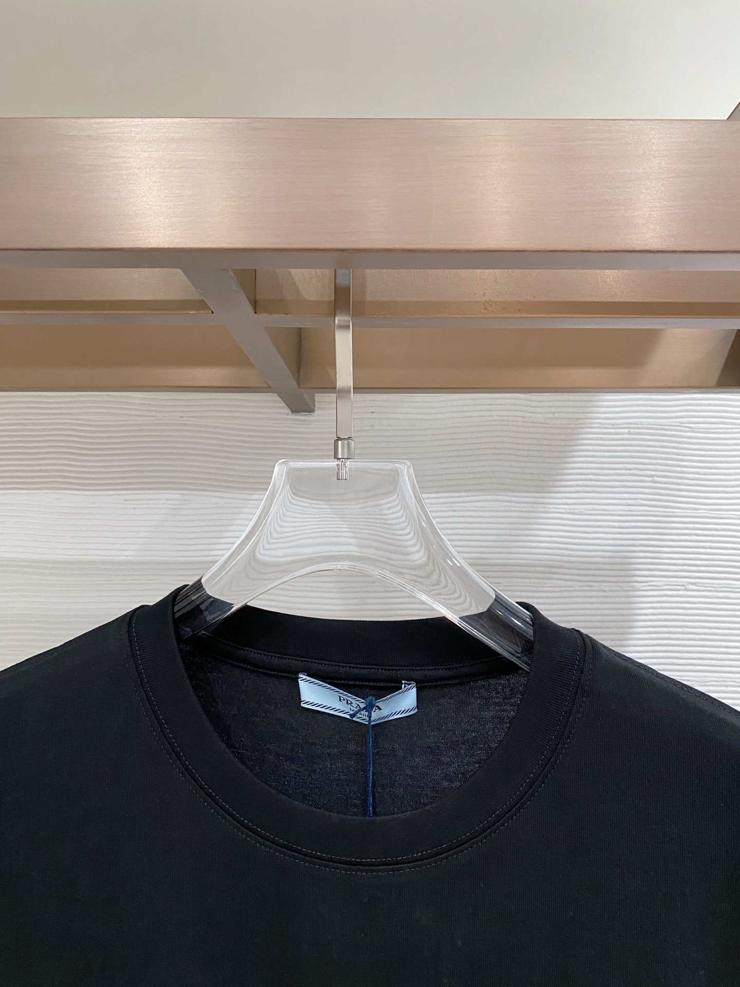 。普拉达🌟精品系列🌟2026春夏新款首发专柜最新款短袖圆领T恤 高端订制 设计前卫时尚！品牌logo重工