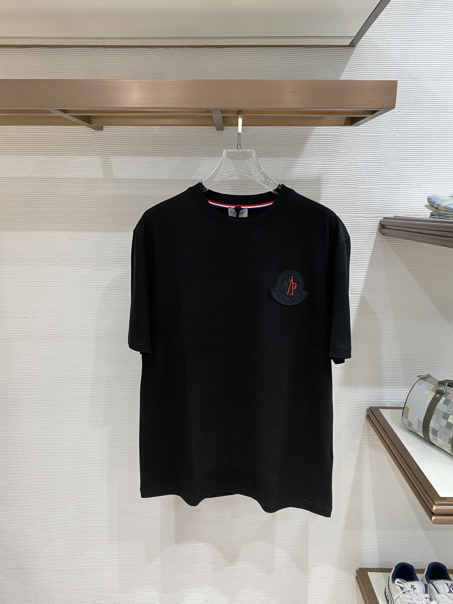 。蒙口🌟精品系列🌟2026春夏新款首发专柜最新款短袖圆领T恤 高端订制 设计前卫时尚！品牌logo重工艺