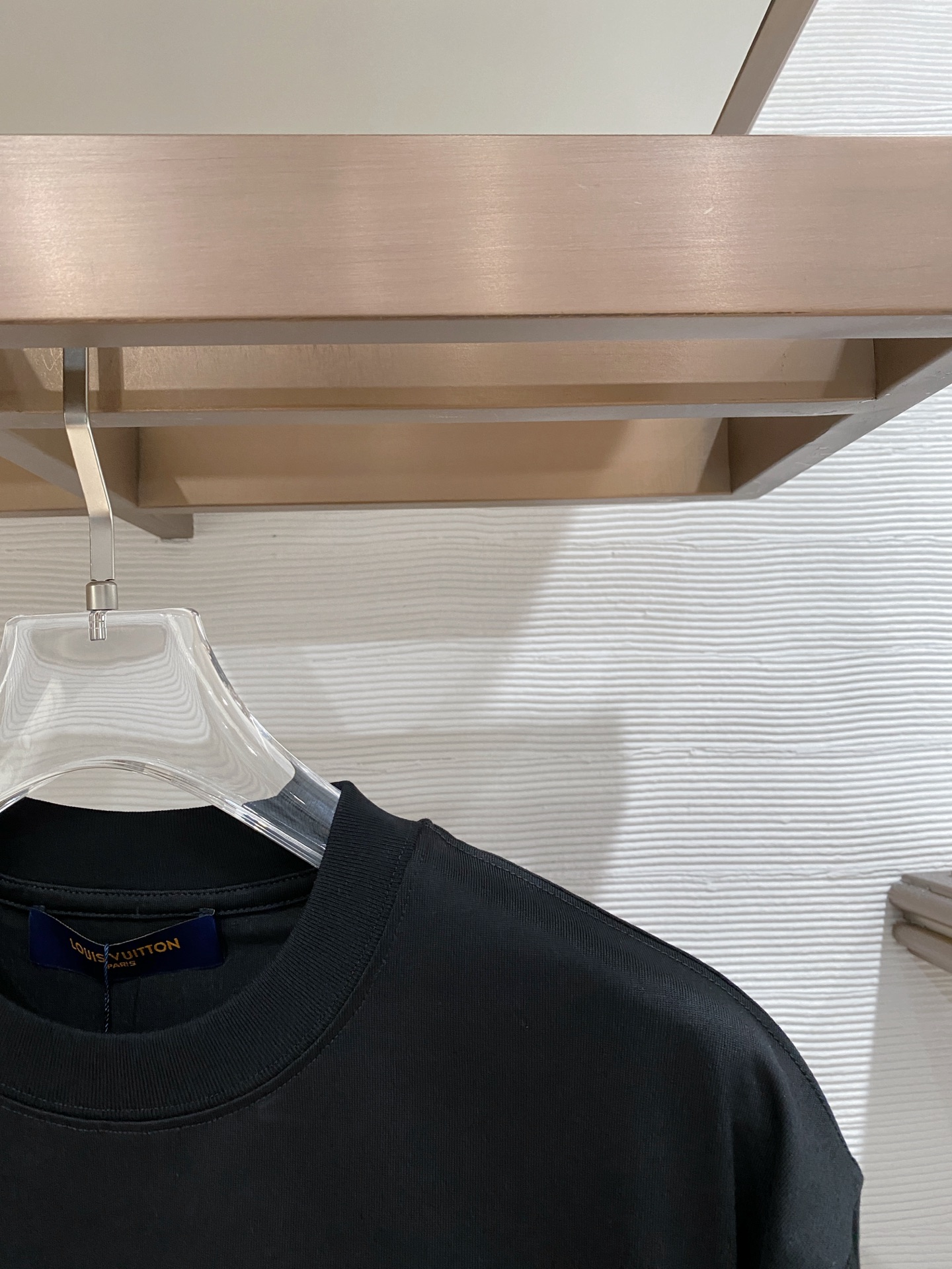 。lv🌟精品系列🌟2026春夏新款首发专柜最新款短袖圆领T恤 高端订制 设计前卫时尚！品牌logo重工艺