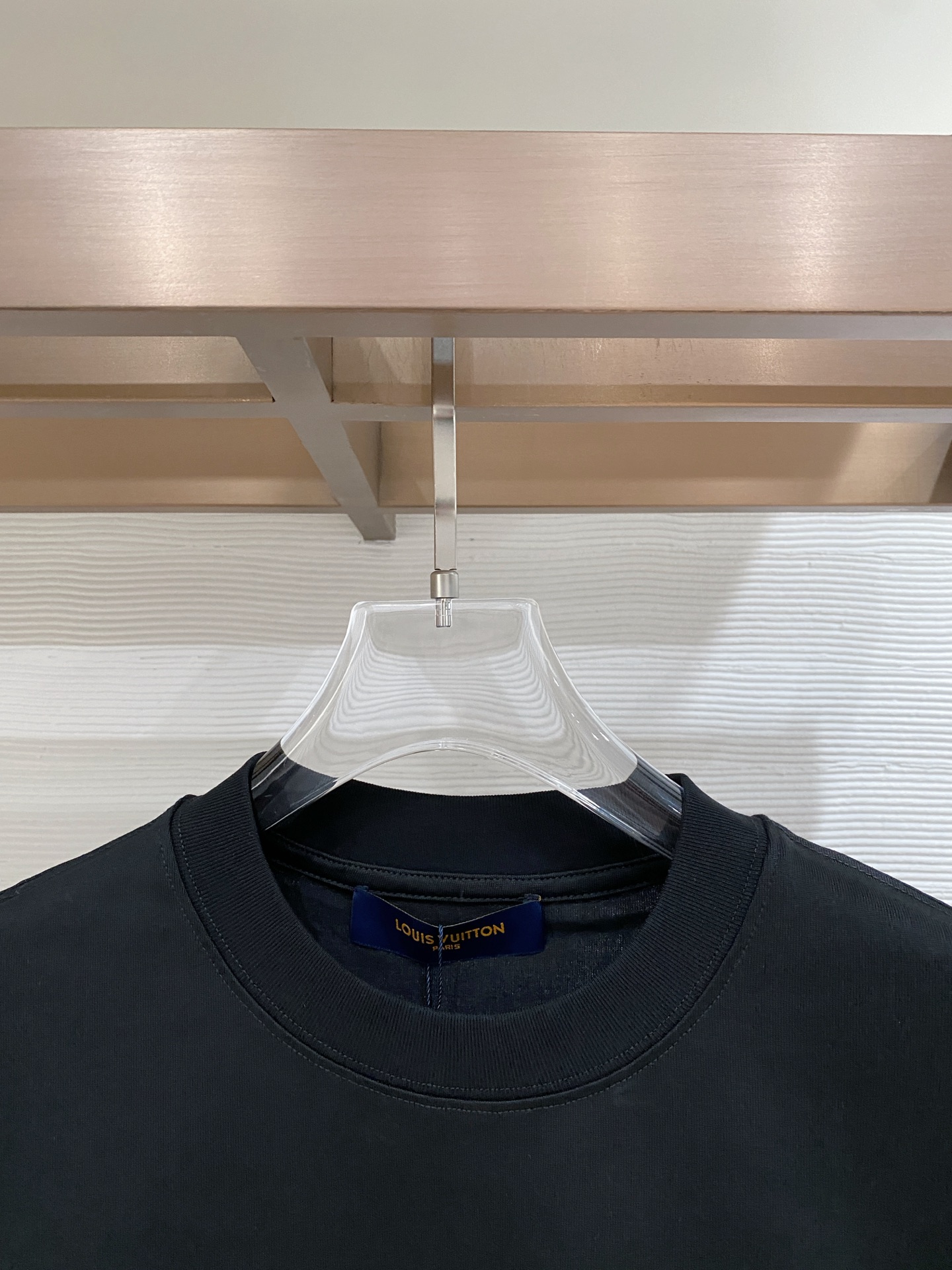 。lv🌟精品系列🌟2026春夏新款首发专柜最新款短袖圆领T恤 高端订制 设计前卫时尚！品牌logo重工艺