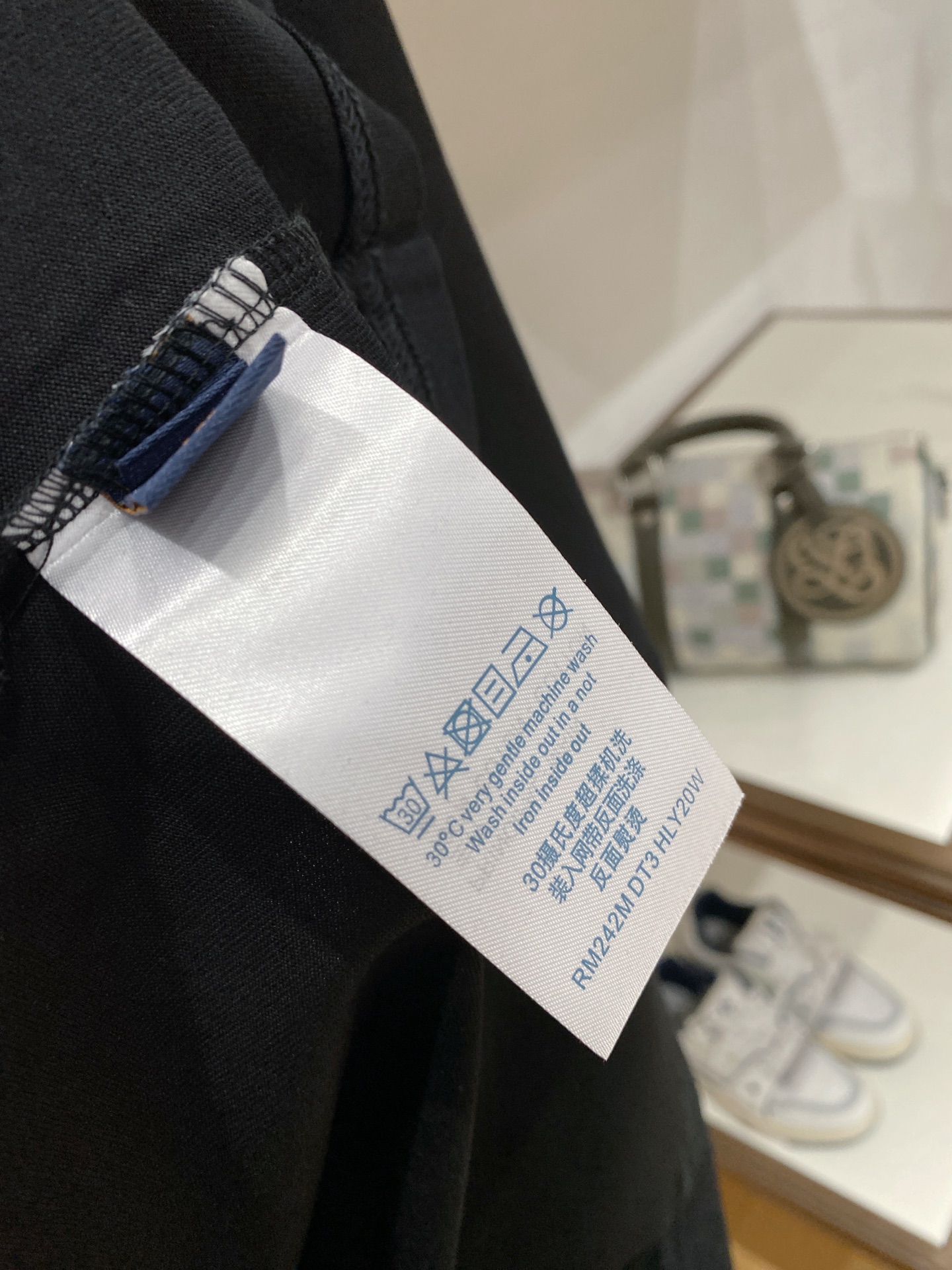 。lv🌟精品系列🌟2026春夏新款首发专柜最新款短袖圆领T恤 高端订制 设计前卫时尚！品牌logo重工艺