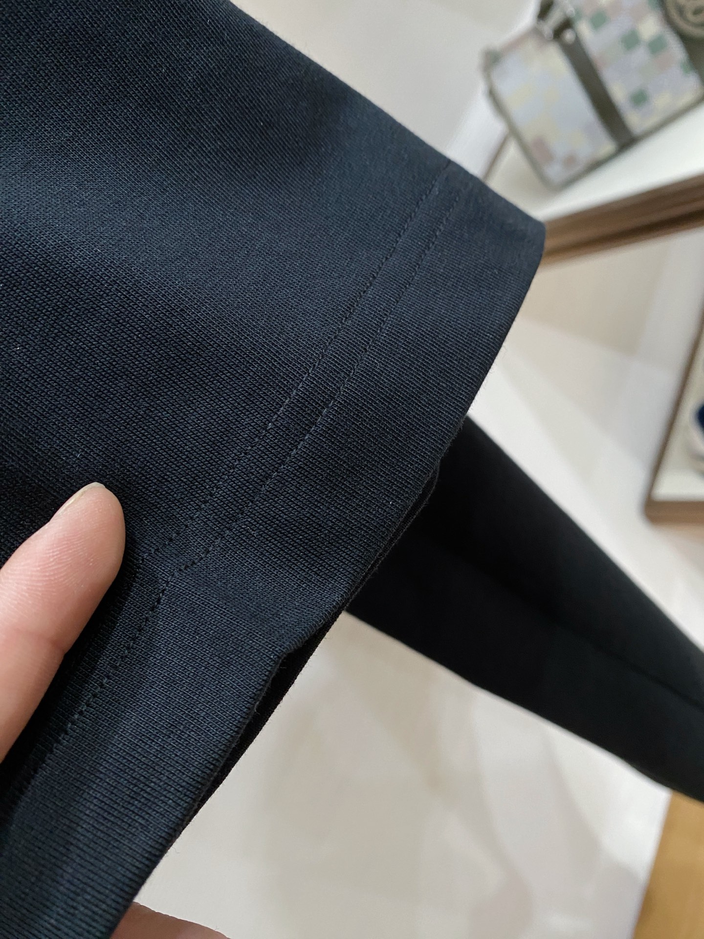 。lv🌟精品系列🌟2026春夏新款首发专柜最新款短袖圆领T恤 高端订制 设计前卫时尚！品牌logo重工艺