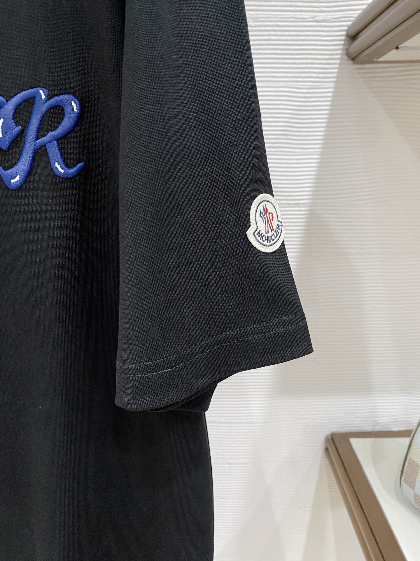 。蒙口🌟精品系列🌟2026春夏新款首发专柜最新款短袖圆领T恤 高端订制 设计前卫时尚！品牌logo重工艺