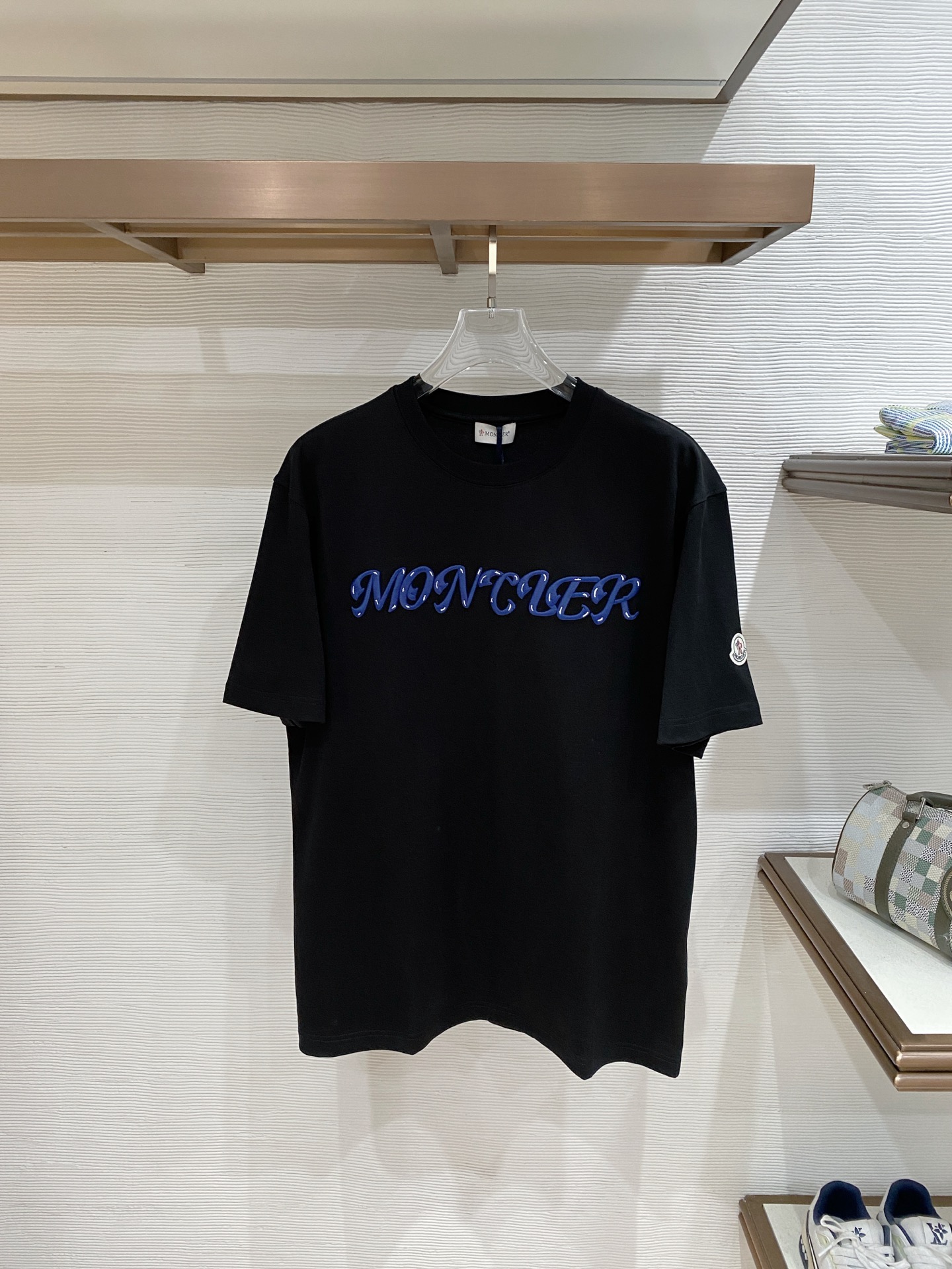 。蒙口🌟精品系列🌟2026春夏新款首发专柜最新款短袖圆领T恤 高端订制 设计前卫时尚！品牌logo重工艺