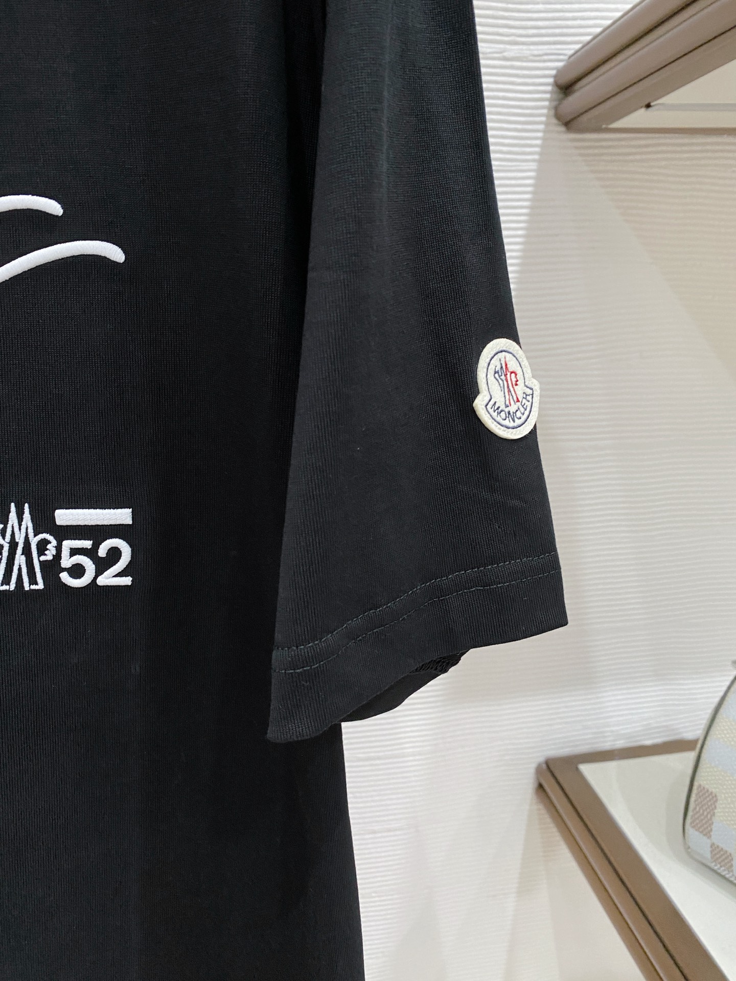 。蒙口🌟精品系列🌟2026春夏新款首发专柜最新款短袖圆领T恤 高端订制 设计前卫时尚！品牌logo重工艺