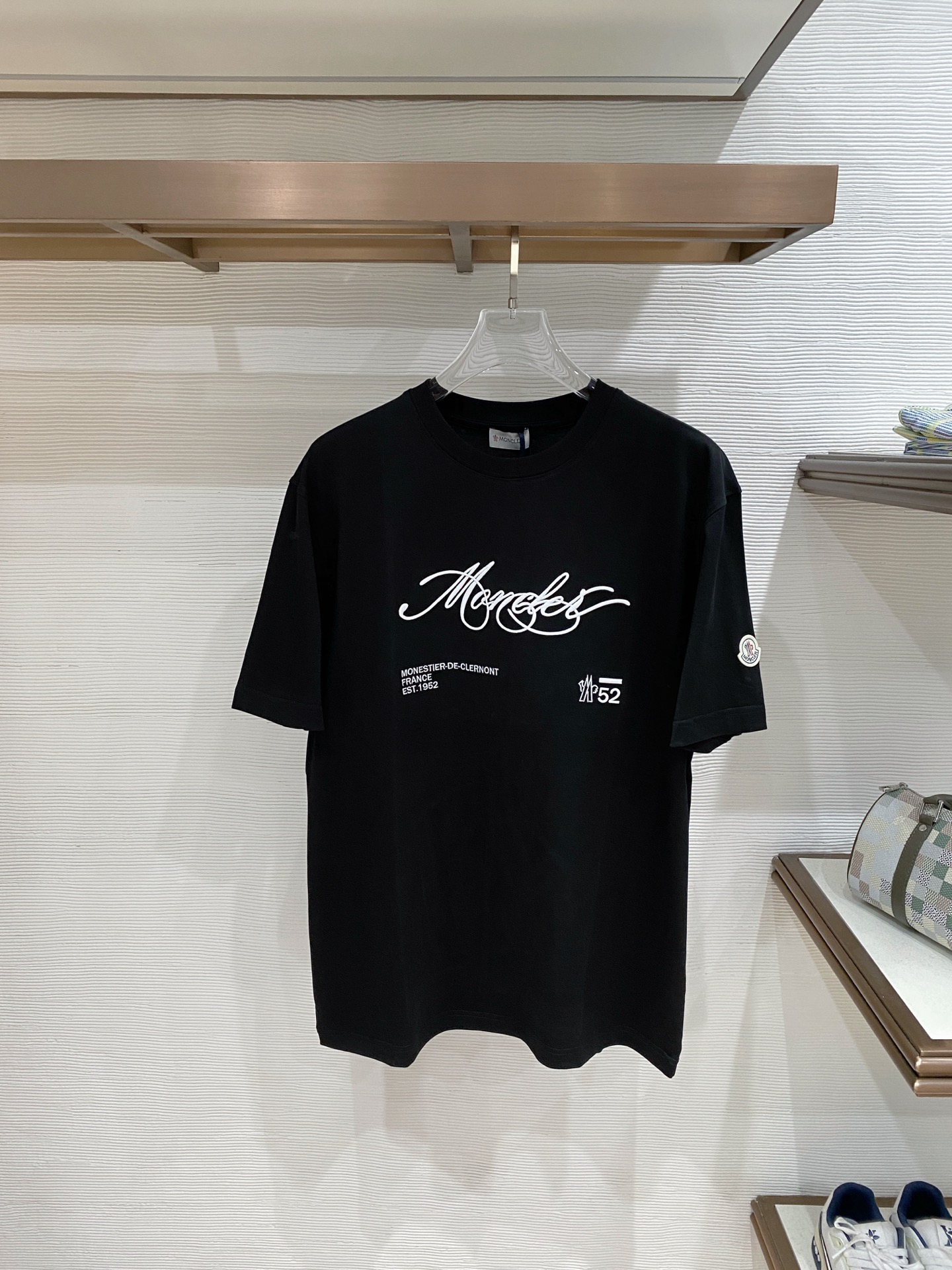 。蒙口🌟精品系列🌟2026春夏新款首发专柜最新款短袖圆领T恤 高端订制 设计前卫时尚！品牌logo重工艺