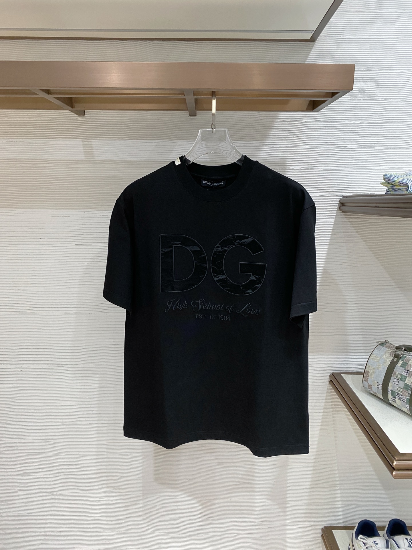 。DG🌟精品系列🌟2026春夏新款首发专柜最新款短袖圆领T恤 高端订制 设计前卫时尚！品牌logo重工艺