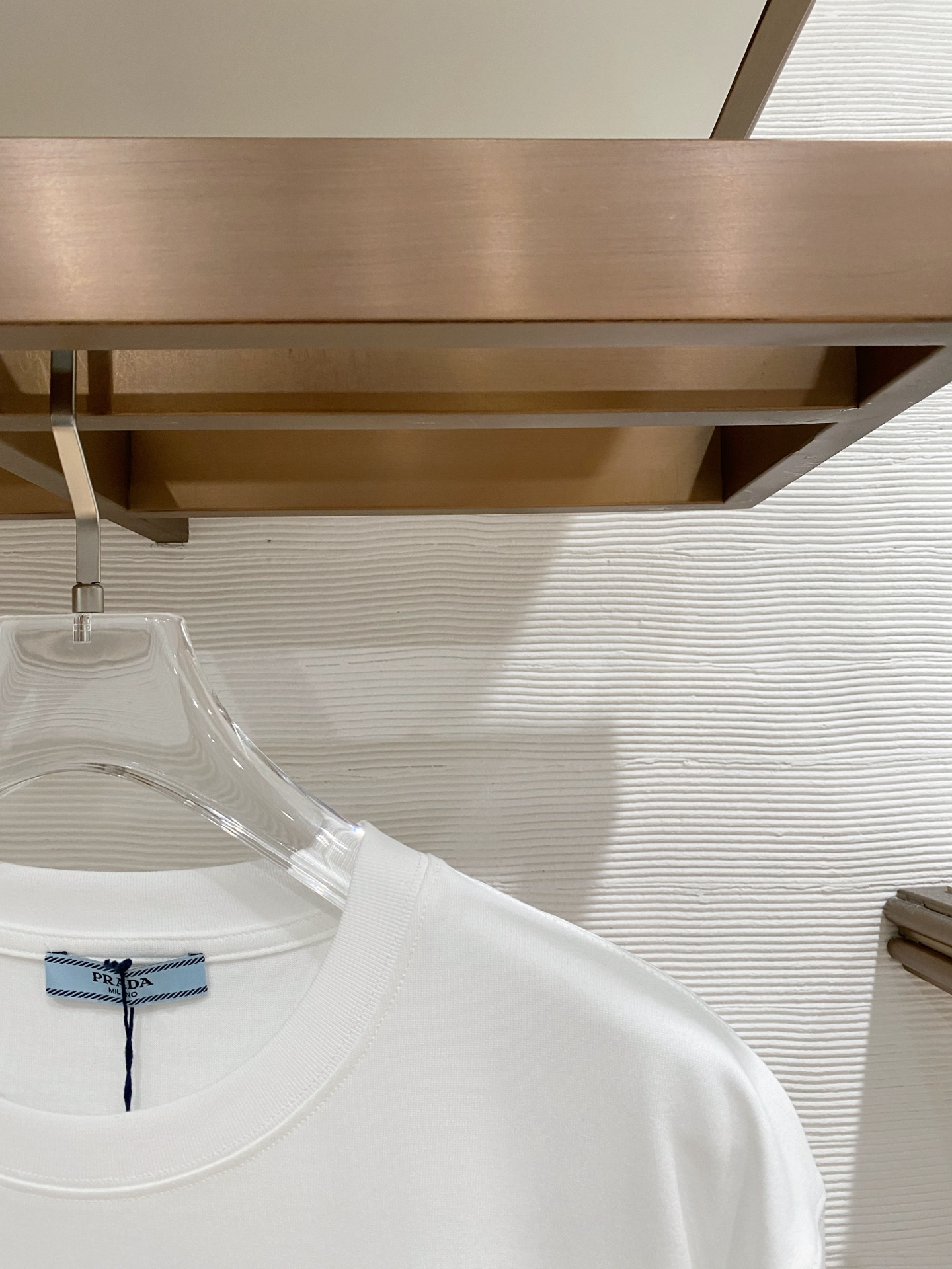 。普拉达🌟精品系列🌟2026春夏新款首发专柜最新款短袖圆领T恤 高端订制 设计前卫时尚！品牌logo重工