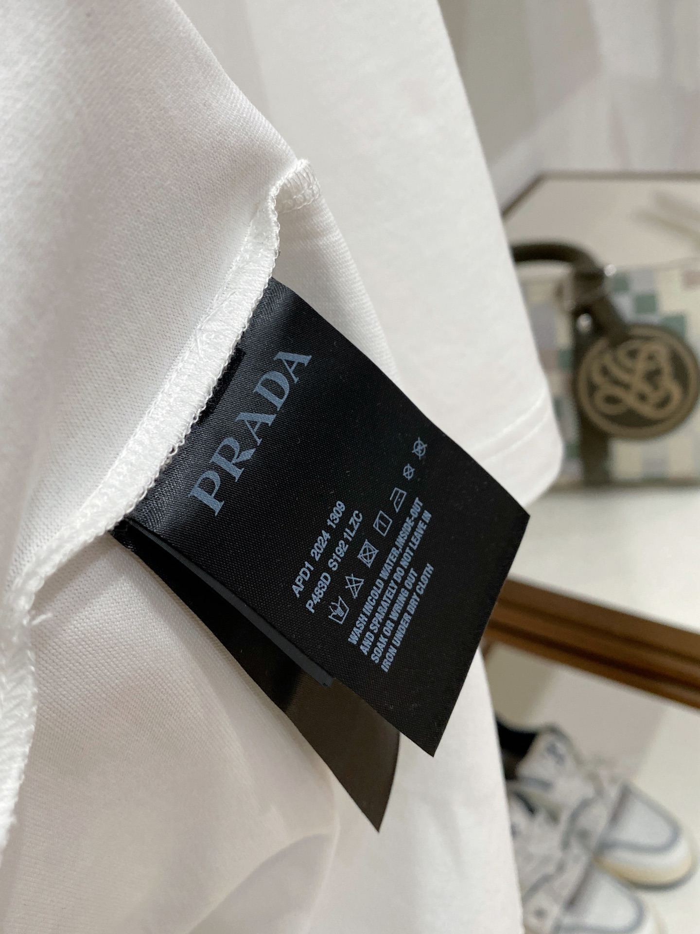 。普拉达🌟精品系列🌟2026春夏新款首发专柜最新款短袖圆领T恤 高端订制 设计前卫时尚！品牌logo重工