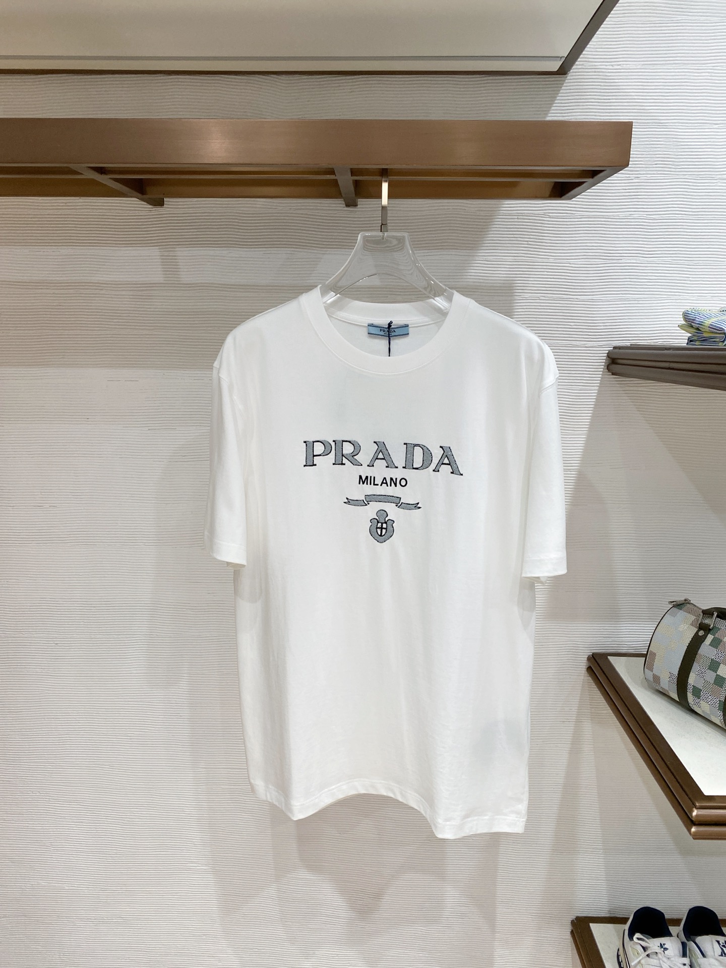 。普拉达🌟精品系列🌟2026春夏新款首发专柜最新款短袖圆领T恤 高端订制 设计前卫时尚！品牌logo重工