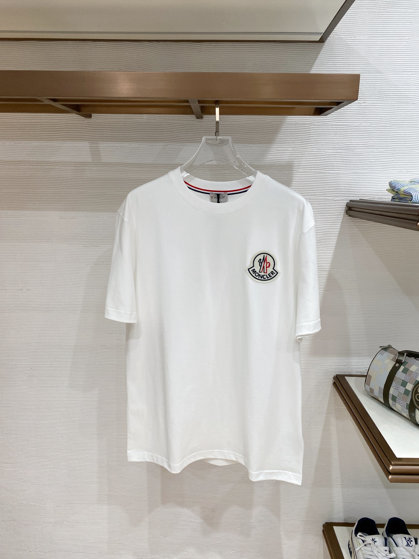 。蒙口🌟精品系列🌟2026春夏新款首发专柜最新款短袖圆领T恤 高端订制 设计前卫时尚！品牌logo重工艺