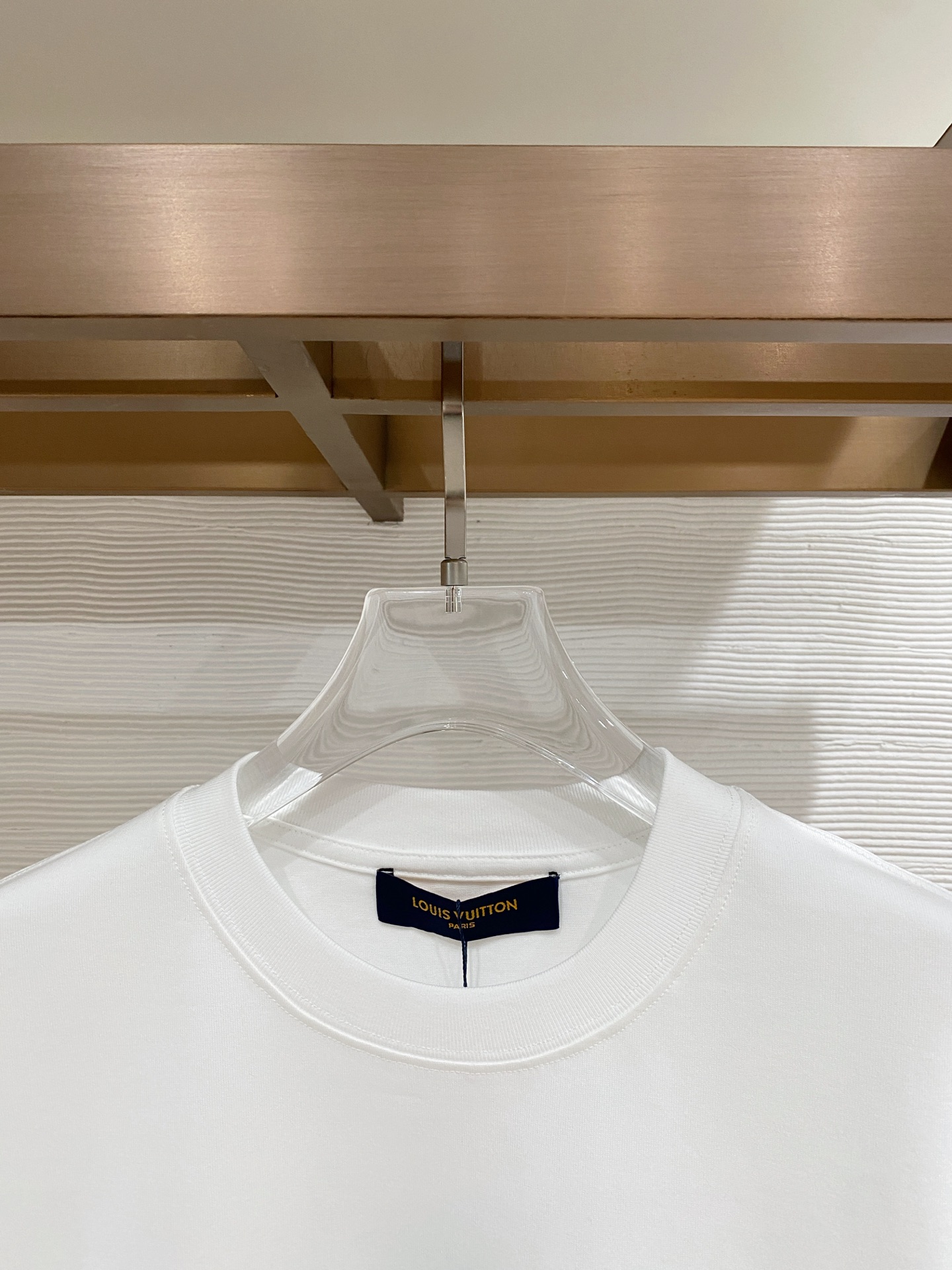 。lv🌟精品系列🌟2026春夏新款首发专柜最新款短袖圆领T恤 高端订制 设计前卫时尚！品牌logo重工艺