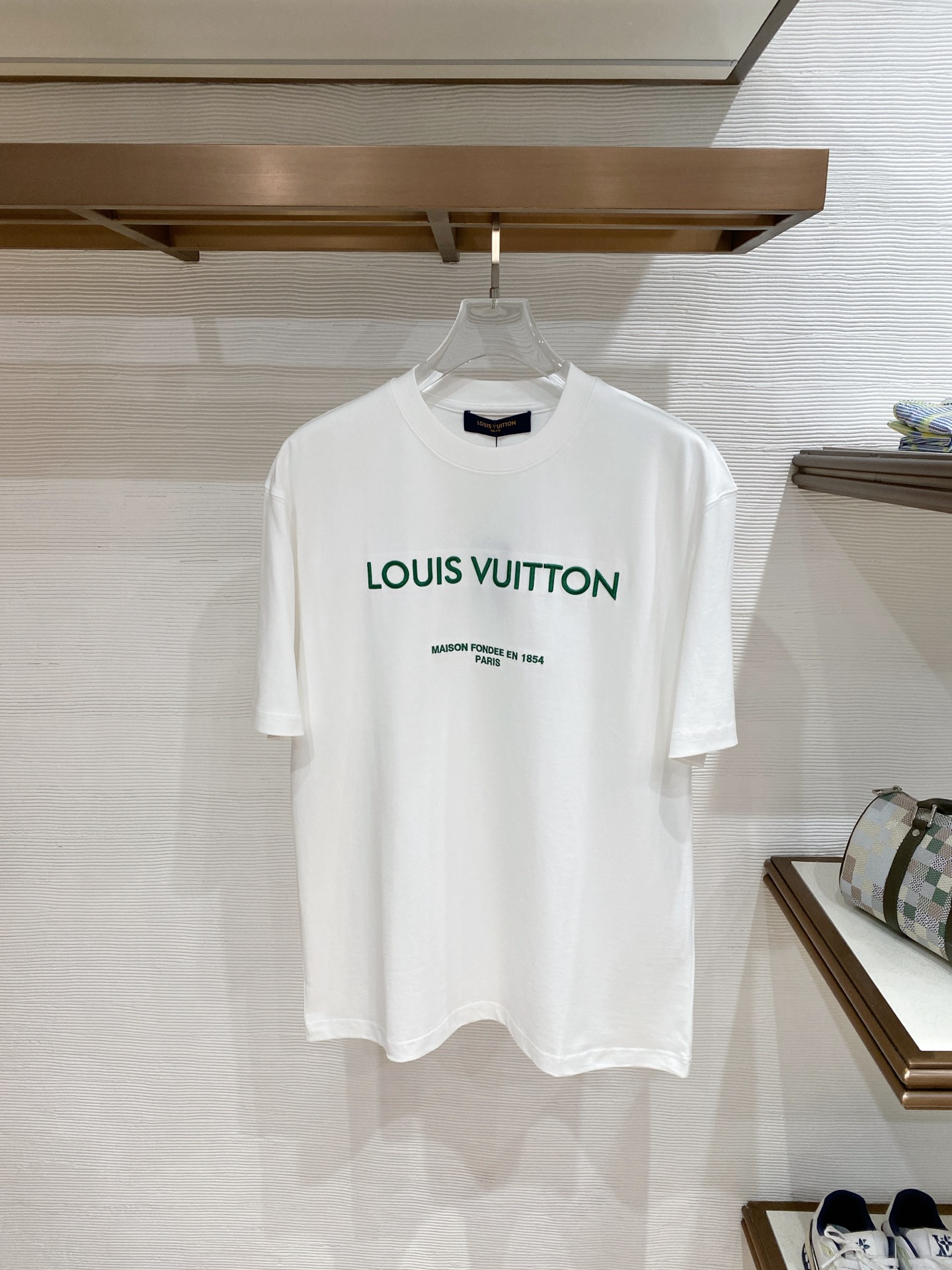 。lv🌟精品系列🌟2026春夏新款首发专柜最新款短袖圆领T恤 高端订制 设计前卫时尚！品牌logo重工艺