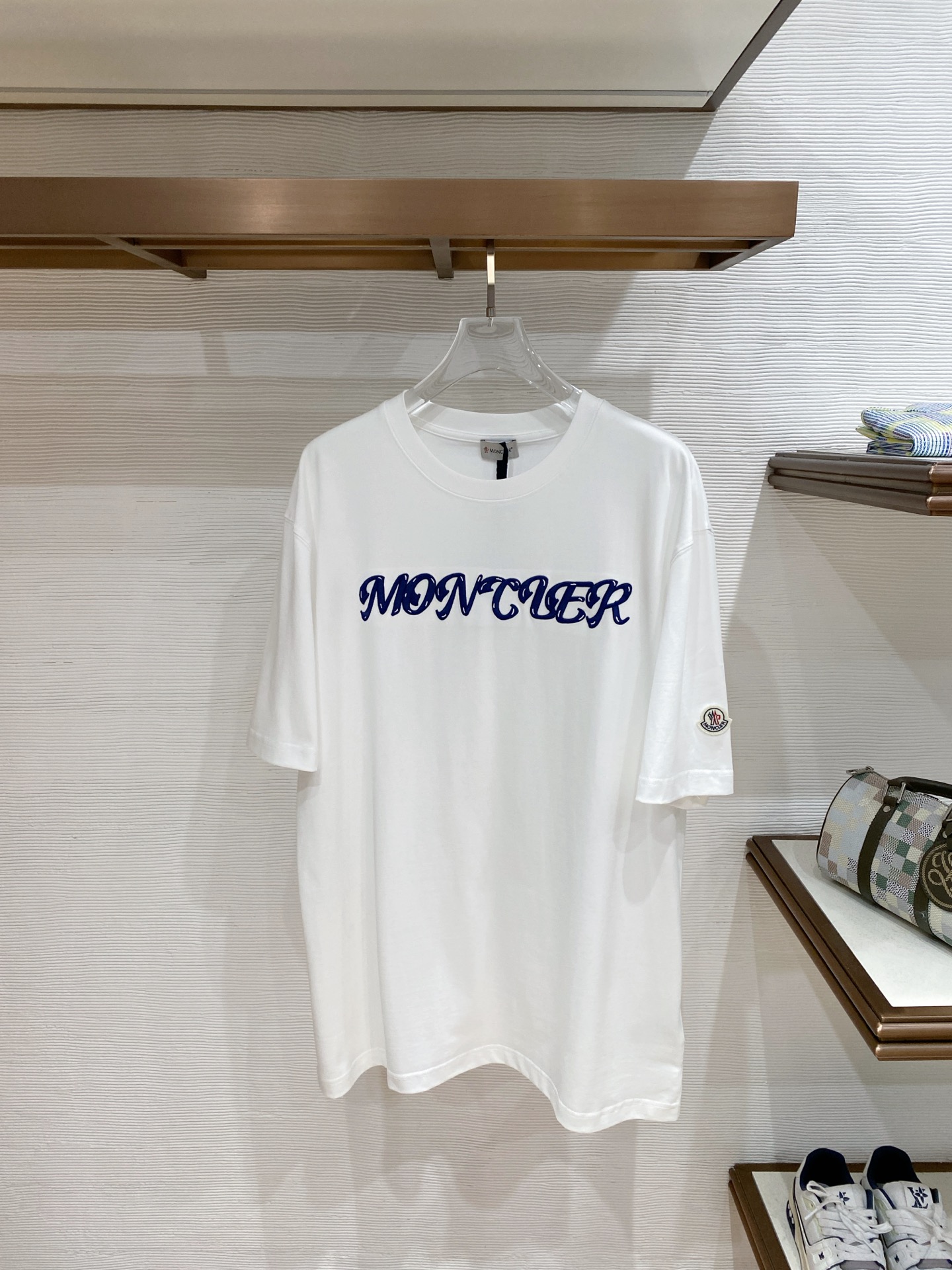 。蒙口🌟精品系列🌟2026春夏新款首发专柜最新款短袖圆领T恤 高端订制 设计前卫时尚！品牌logo重工艺