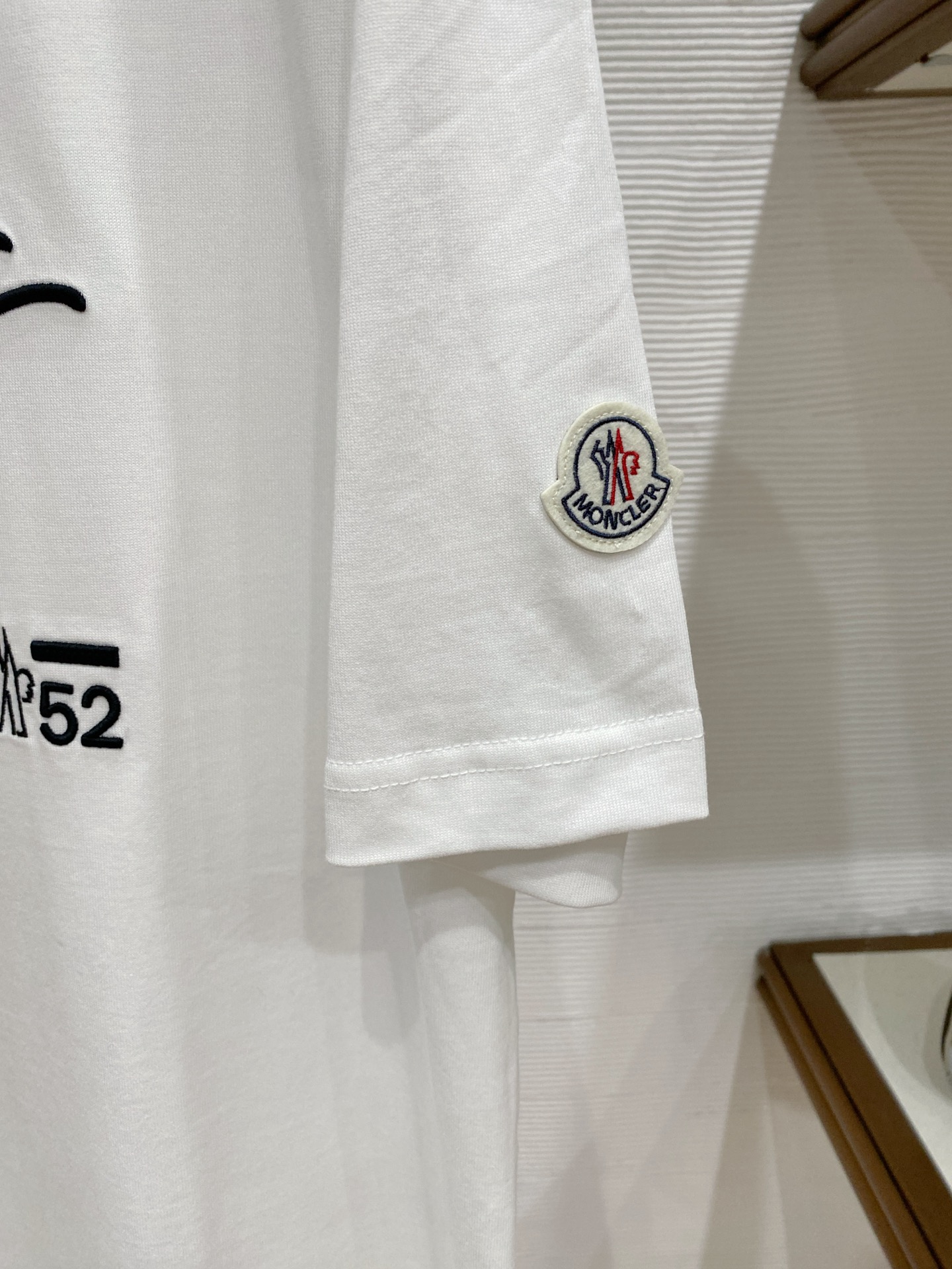 。蒙口🌟精品系列🌟2026春夏新款首发专柜最新款短袖圆领T恤 高端订制 设计前卫时尚！品牌logo重工艺