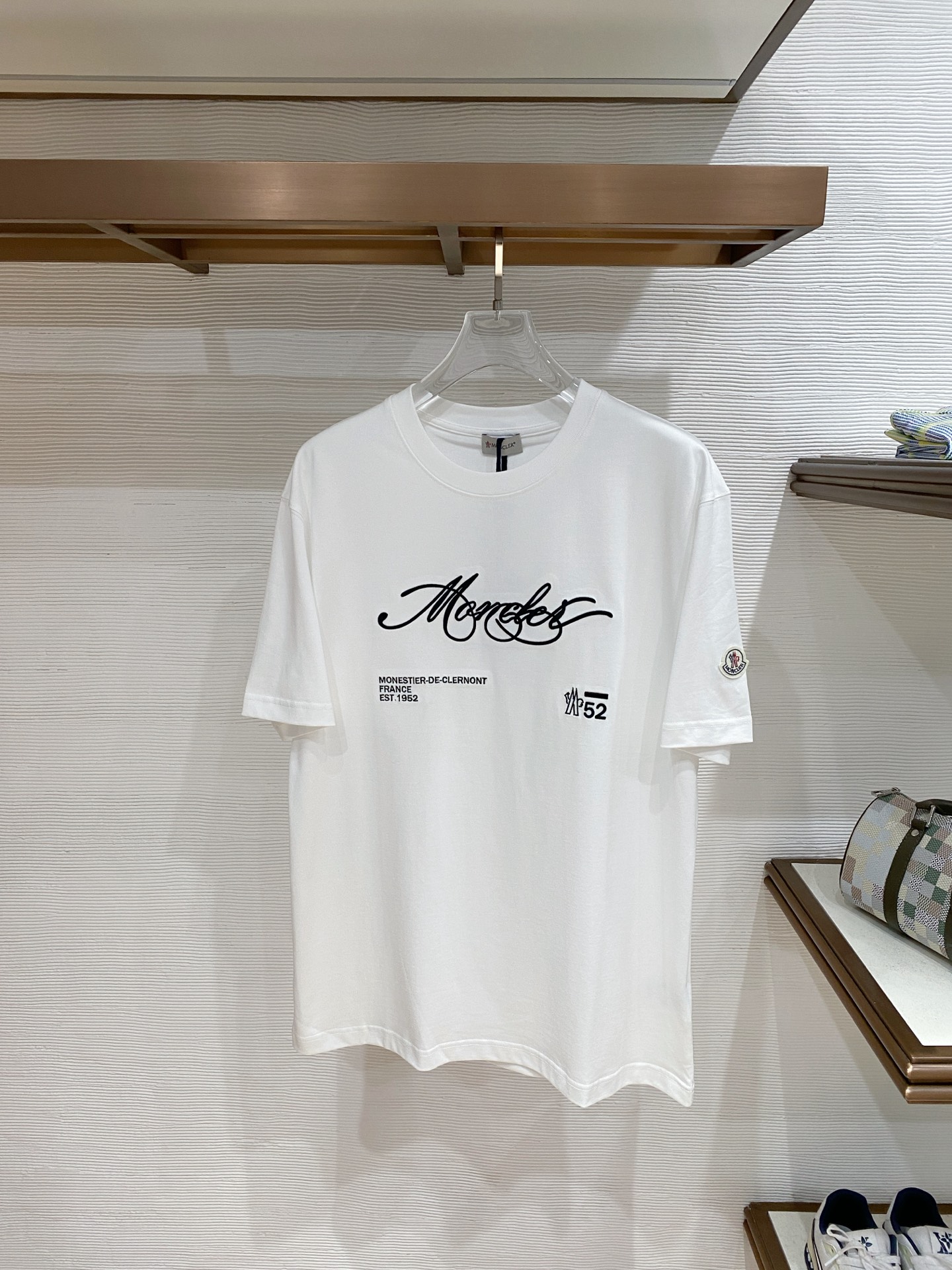 。蒙口🌟精品系列🌟2026春夏新款首发专柜最新款短袖圆领T恤 高端订制 设计前卫时尚！品牌logo重工艺