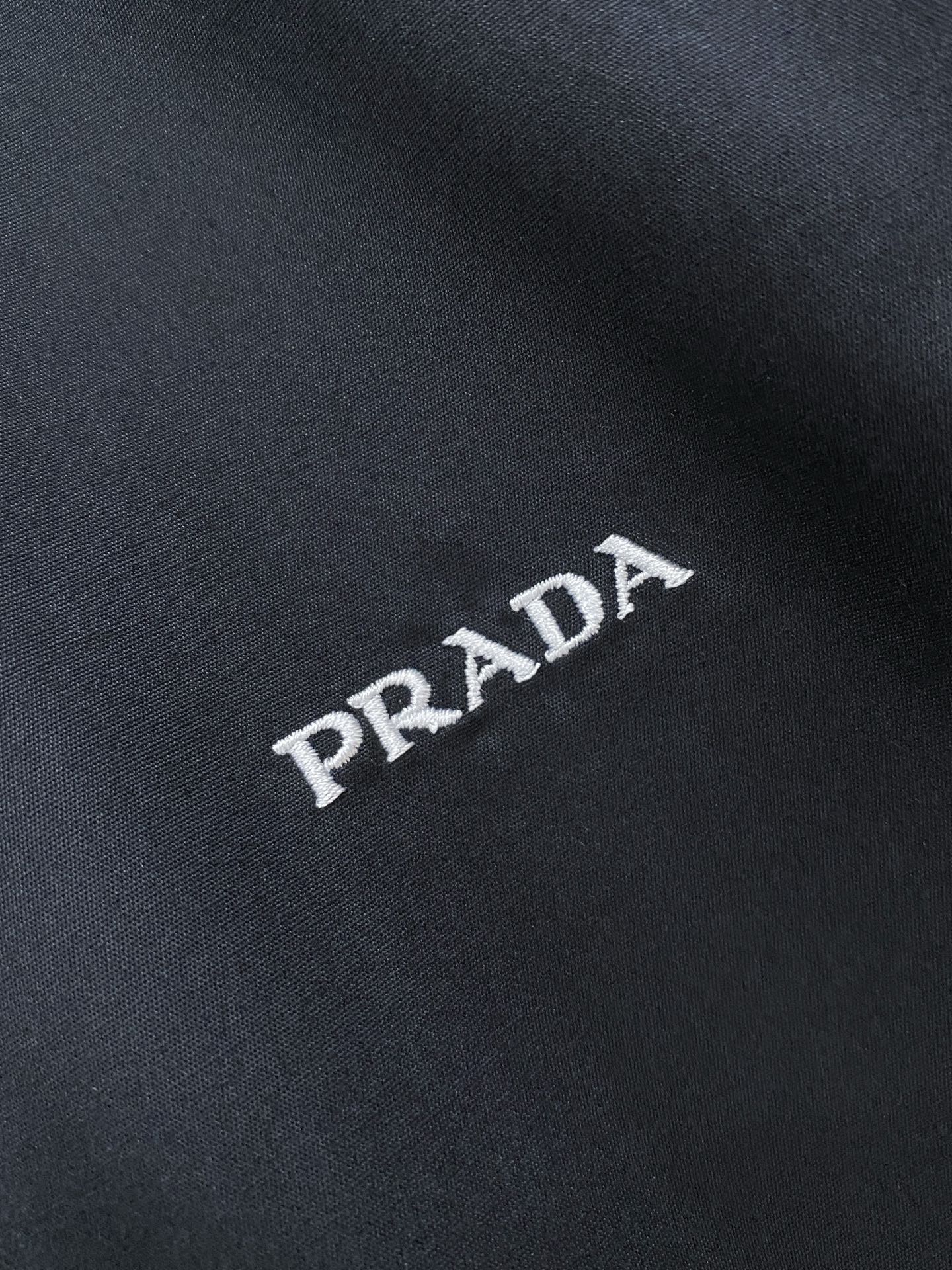 普拉达天丝➕长绒棉，业内翘楚，棉质的柔软亲肤、天丝的细滑温润丸美融合与平衡！精致高级又舒适，优质的面料与