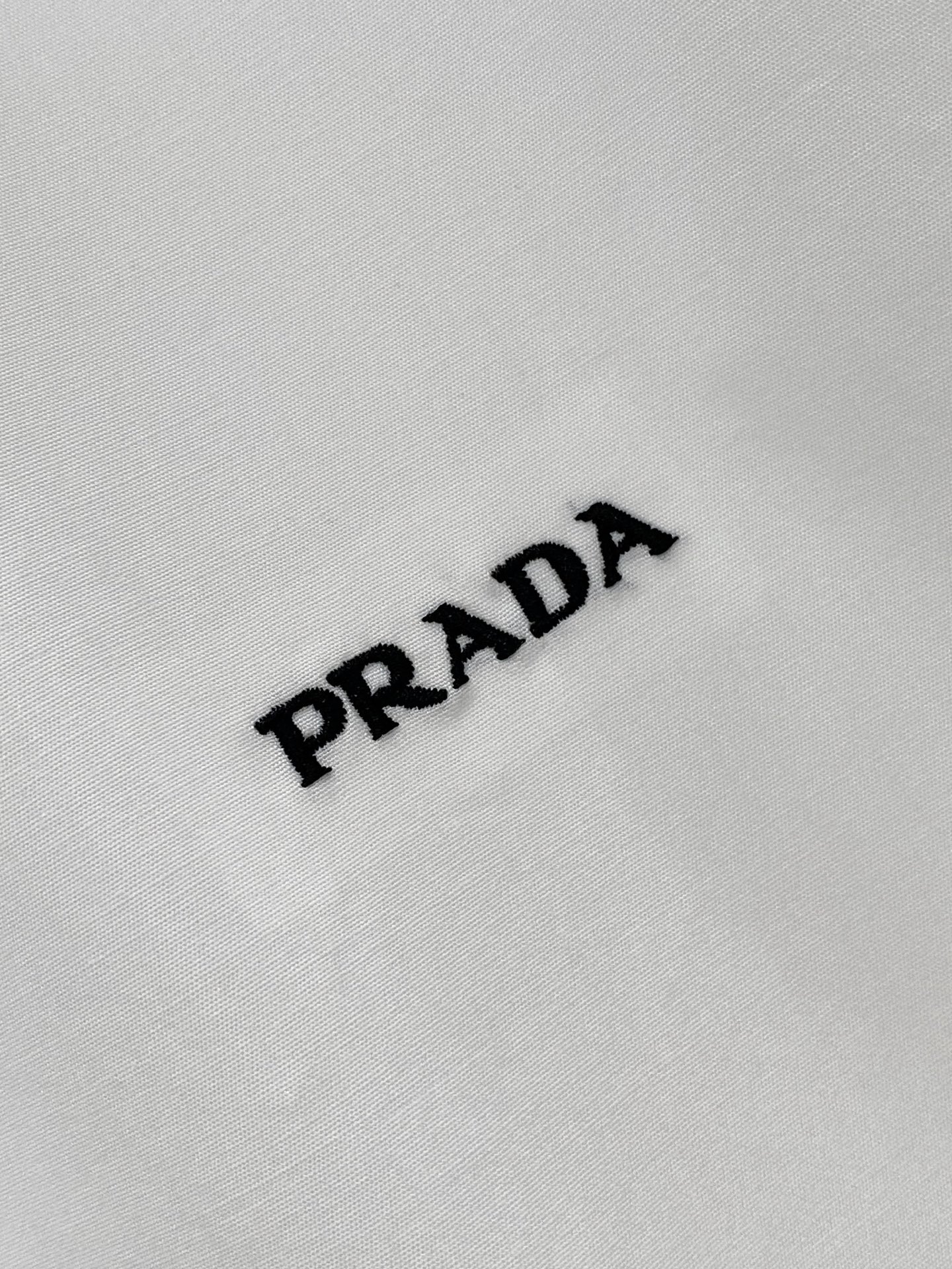 普拉达天丝➕长绒棉，业内翘楚，棉质的柔软亲肤、天丝的细滑温润丸美融合与平衡！精致高级又舒适，优质的面料与