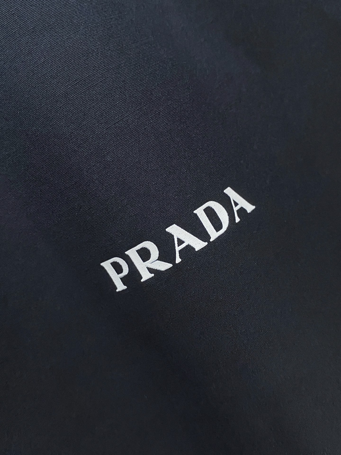 普拉达天丝➕长绒棉，业内翘楚，棉质的柔软亲肤、天丝的细滑温润丸美融合与平衡！精致高级又舒适，优质的面料与